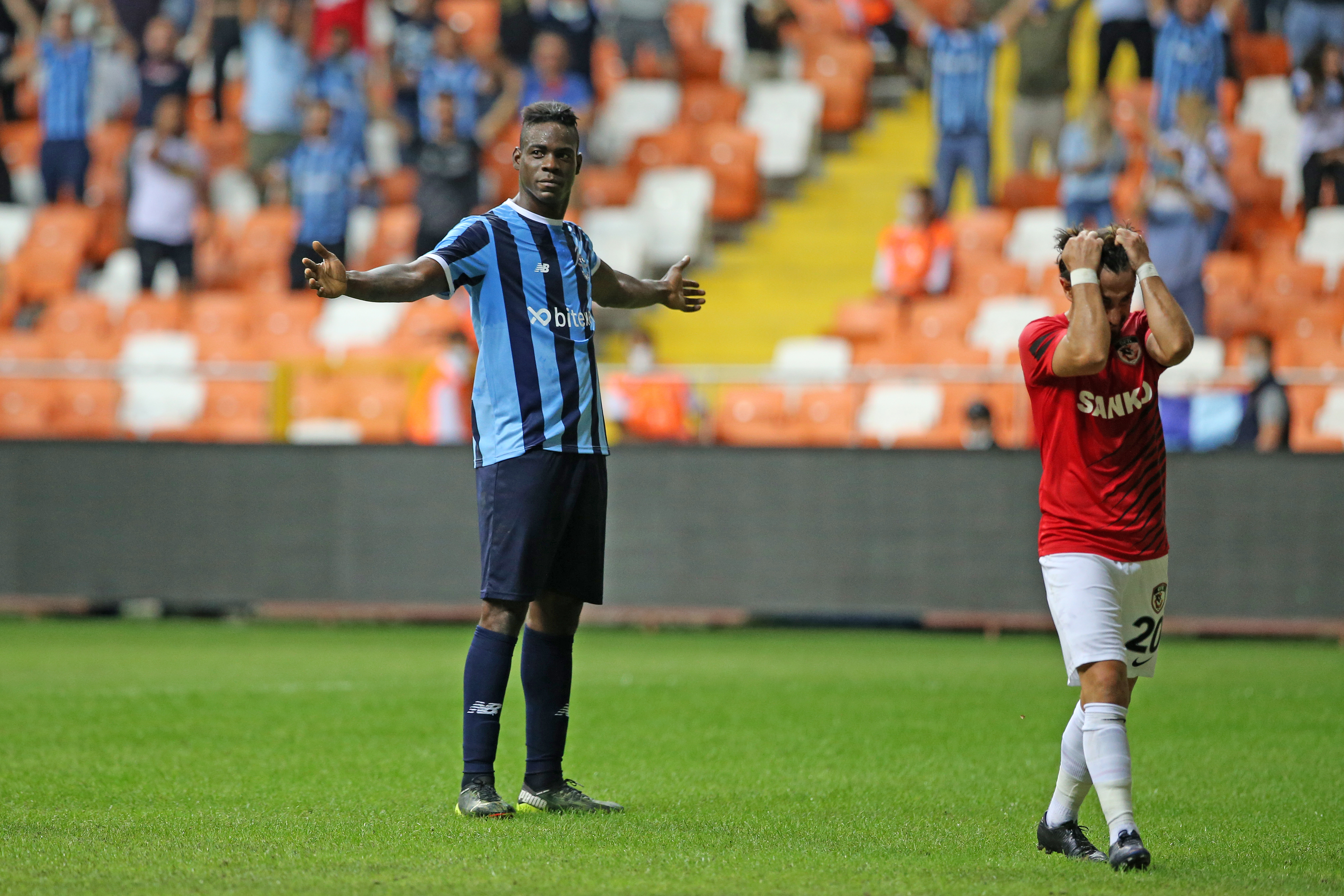 Adana Demirspor taraftarı, Balotelli pankartı astı