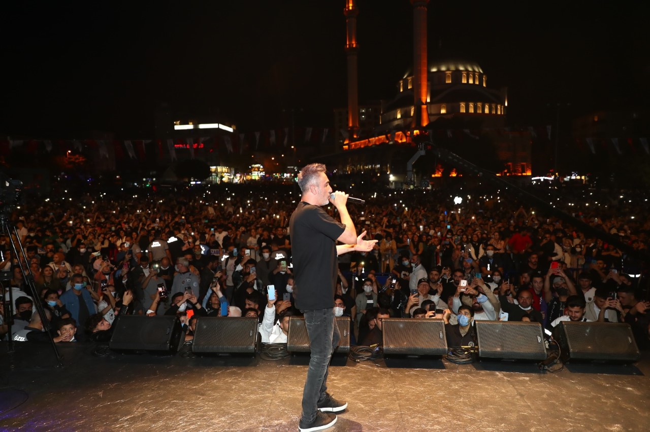 Bağcılar'da 20 bin kişilik konser: Maske ve mesafe unutuldu