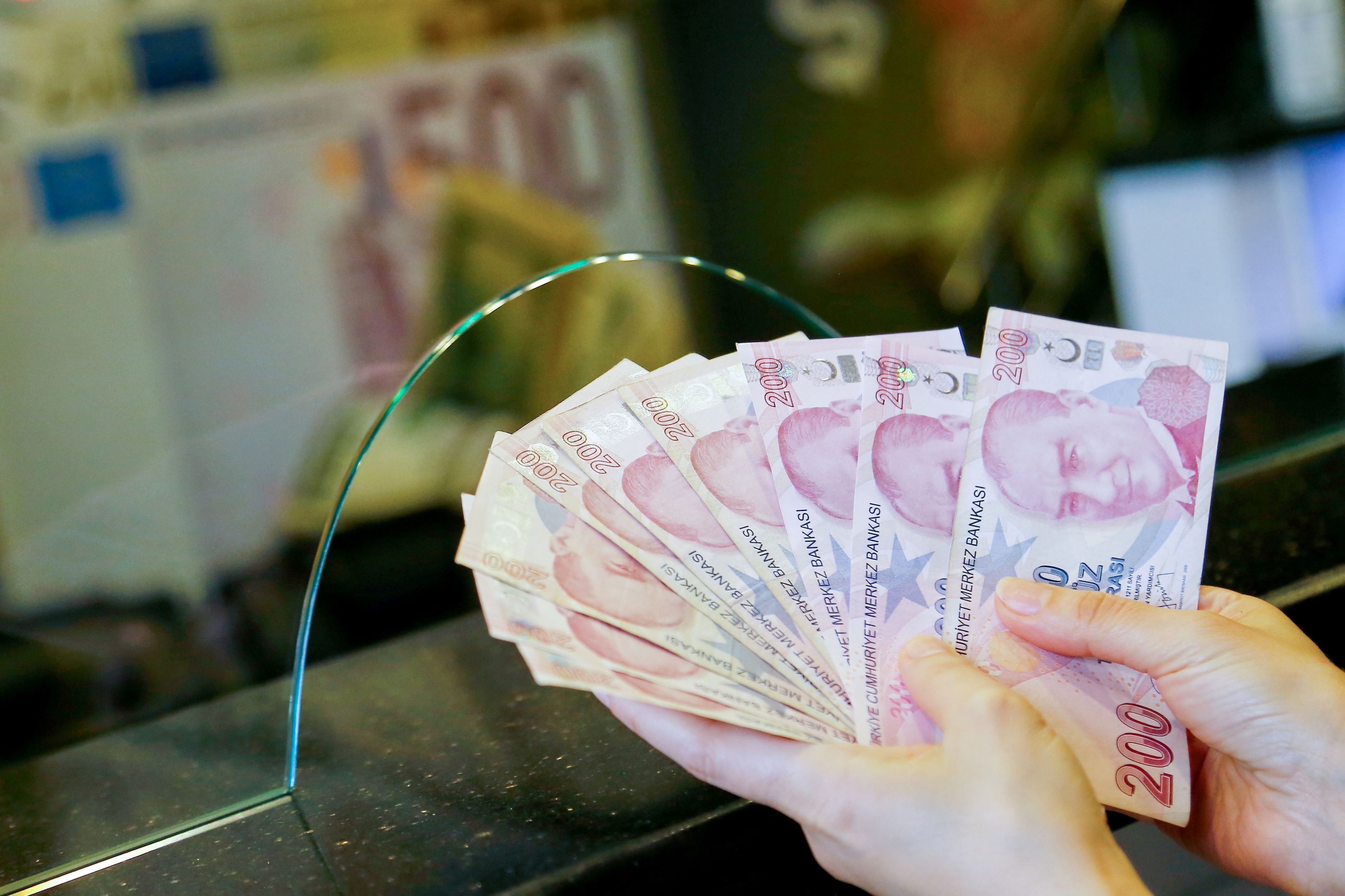 Dolar kuru yıl sonunda ne kadar olacak? Dev bankadan korkutan tahmin!