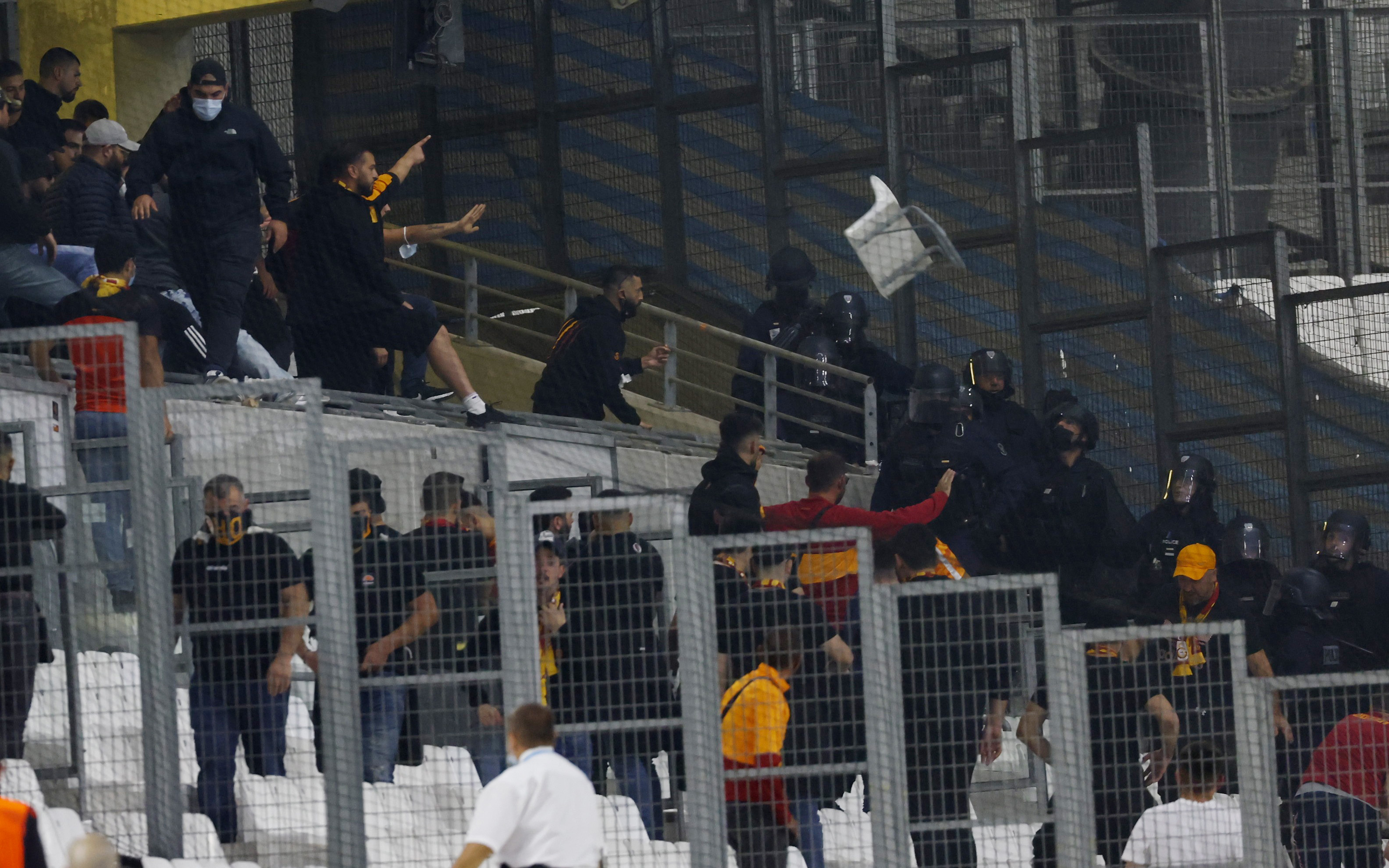 Marsilya'da Galatasaraylılar ile güvenlik güçleri arasında gerginlik çıktı