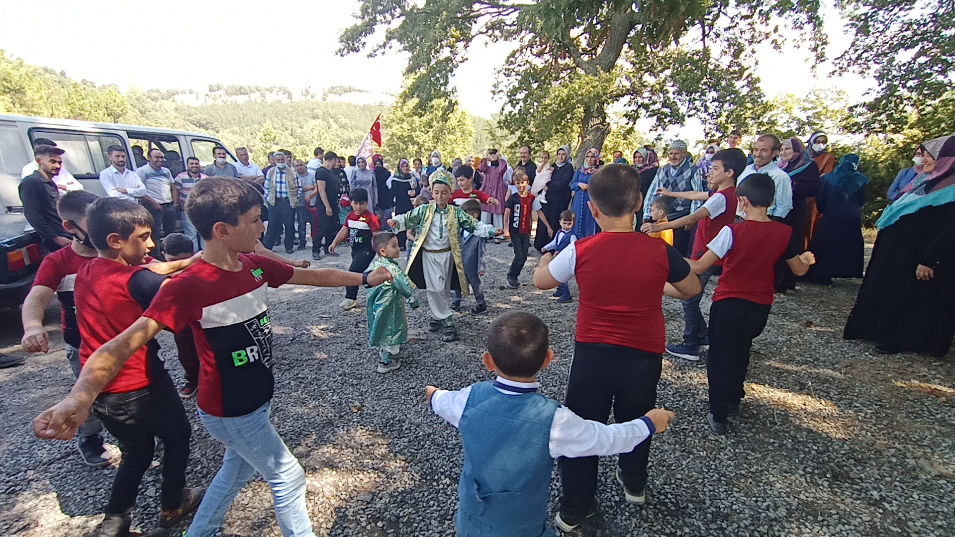 Böyle düğün konvoyu görülmedi...300 yıllık çanları görenler şaşkına döndü