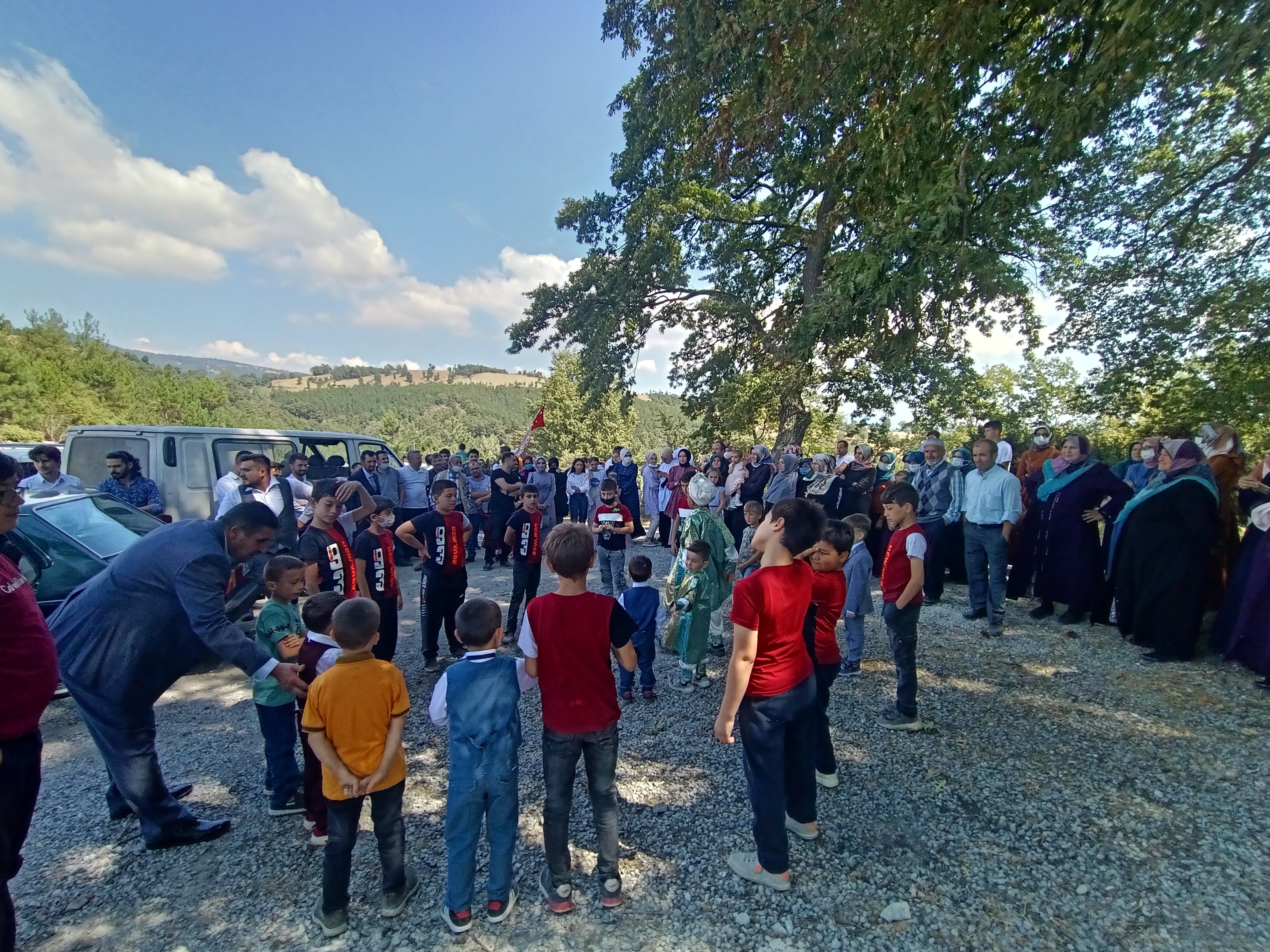 Böyle düğün konvoyu görülmedi...300 yıllık çanları görenler şaşkına döndü