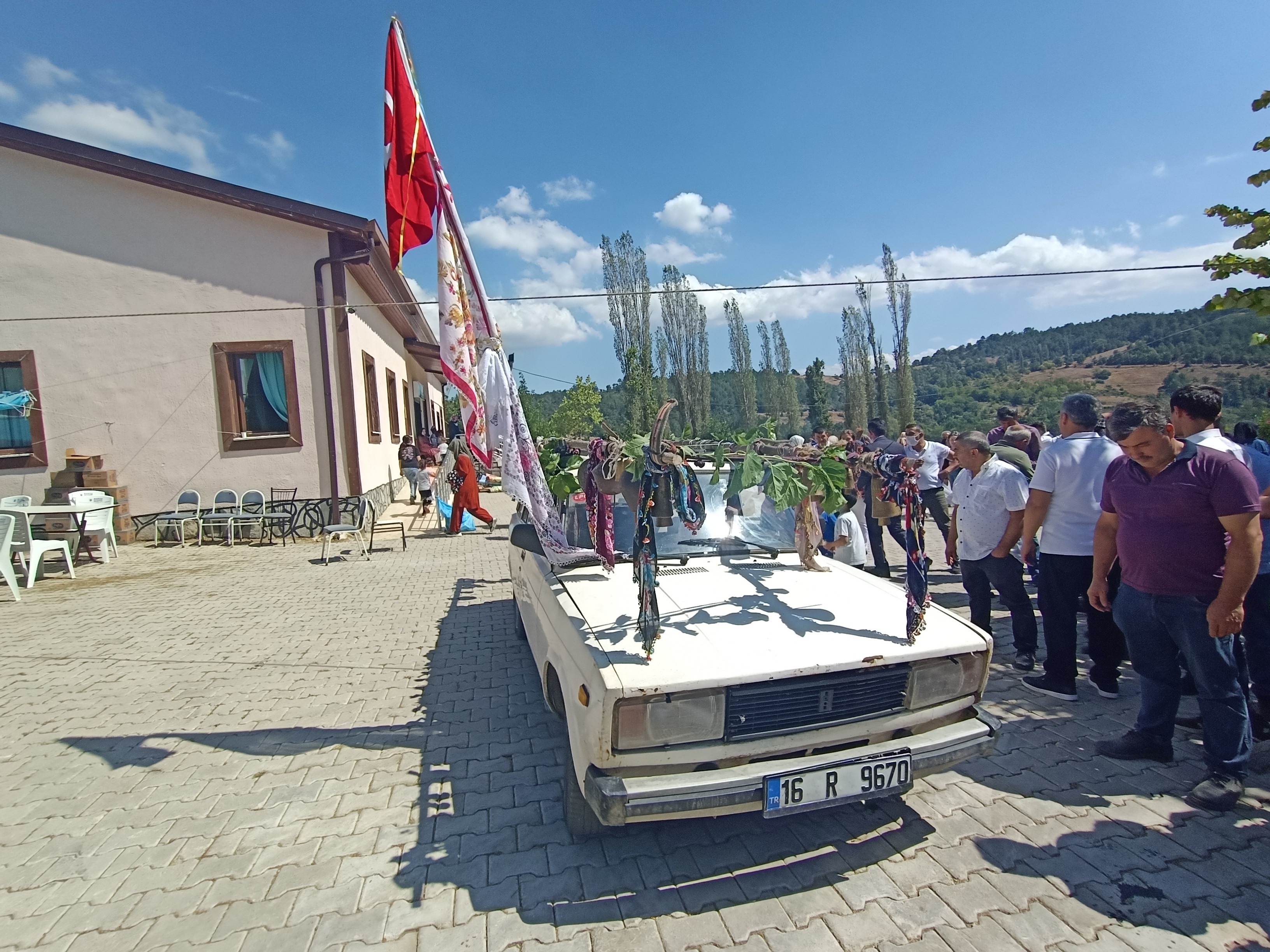 Böyle düğün konvoyu görülmedi...300 yıllık çanları görenler şaşkına döndü