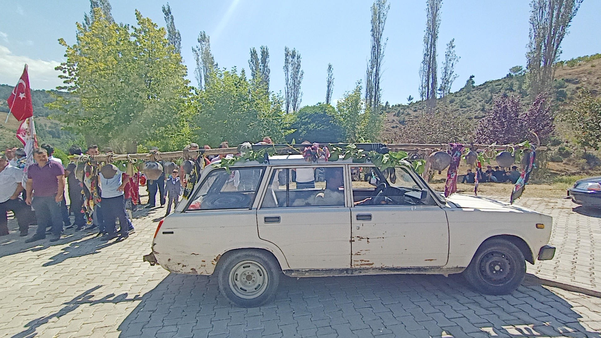 Böyle düğün konvoyu görülmedi...300 yıllık çanları görenler şaşkına döndü