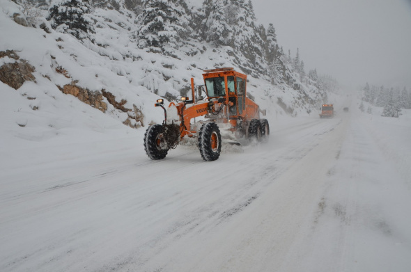 Antalya -Konya karayolunda kar kalınlığı 50 santime ulaştı