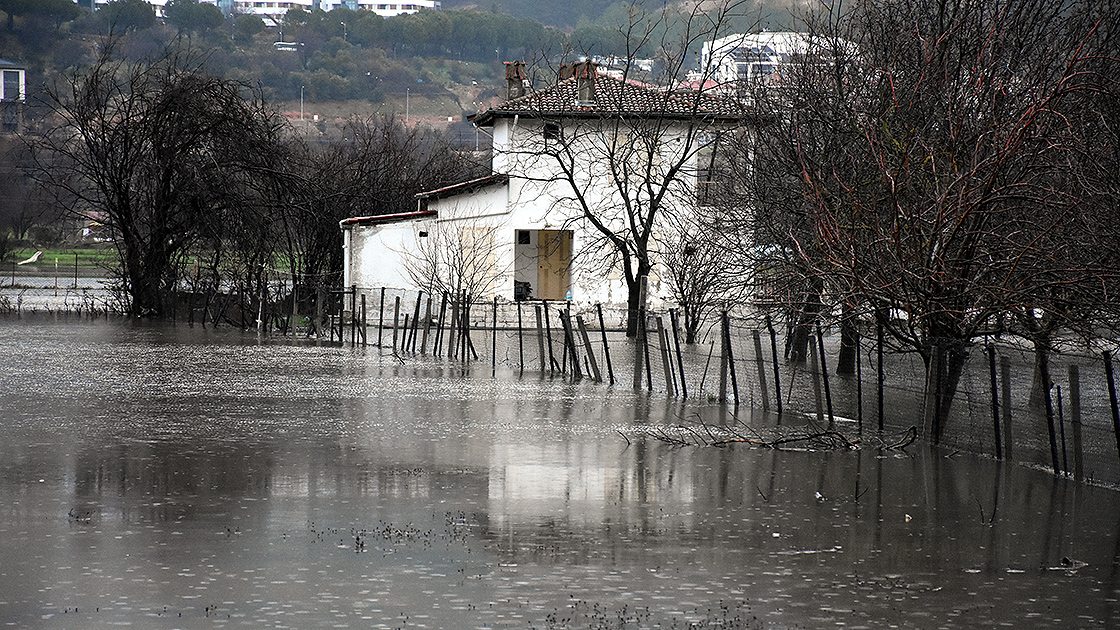 Muğla'da sağanak yağış tarım arazilerini vurdu