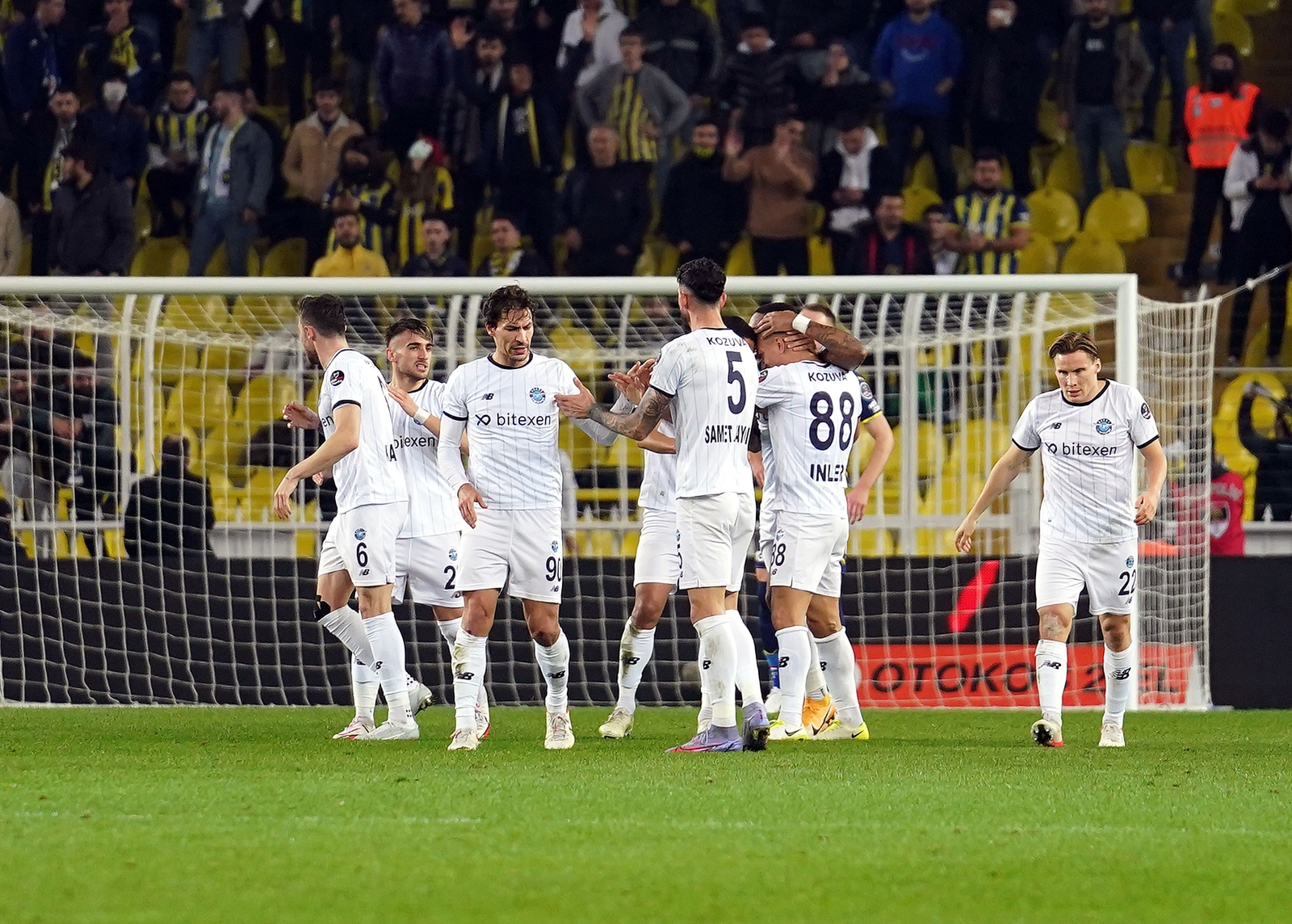 Fenerbahçe, sahasında mağlup! Fenerbahçe 1-2 Adana Demirspor