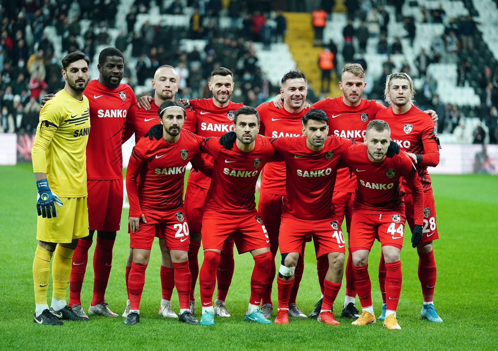 Beşiktaş JK on X: Evimizde Gaziantep FK'yı 1-0 mağlup ediyoruz. 💪🦅  #BJKvGFK