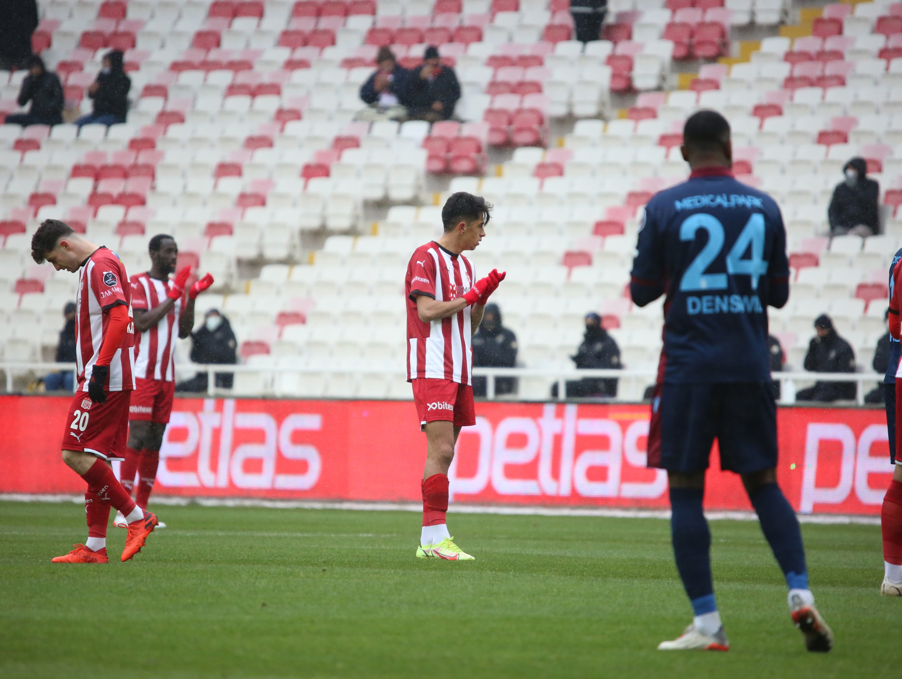 Sivas'ta puanlar paylaşıldı! Demir Grup Sivasspor 1-1 Trabzonspor