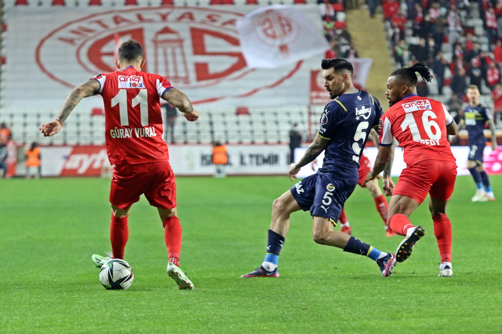 Fenerbahçe'nin deplasman galibiyeti hasreti sürüyor! Fraport TAV Antalyaspor 1-1 Fenerbahçe