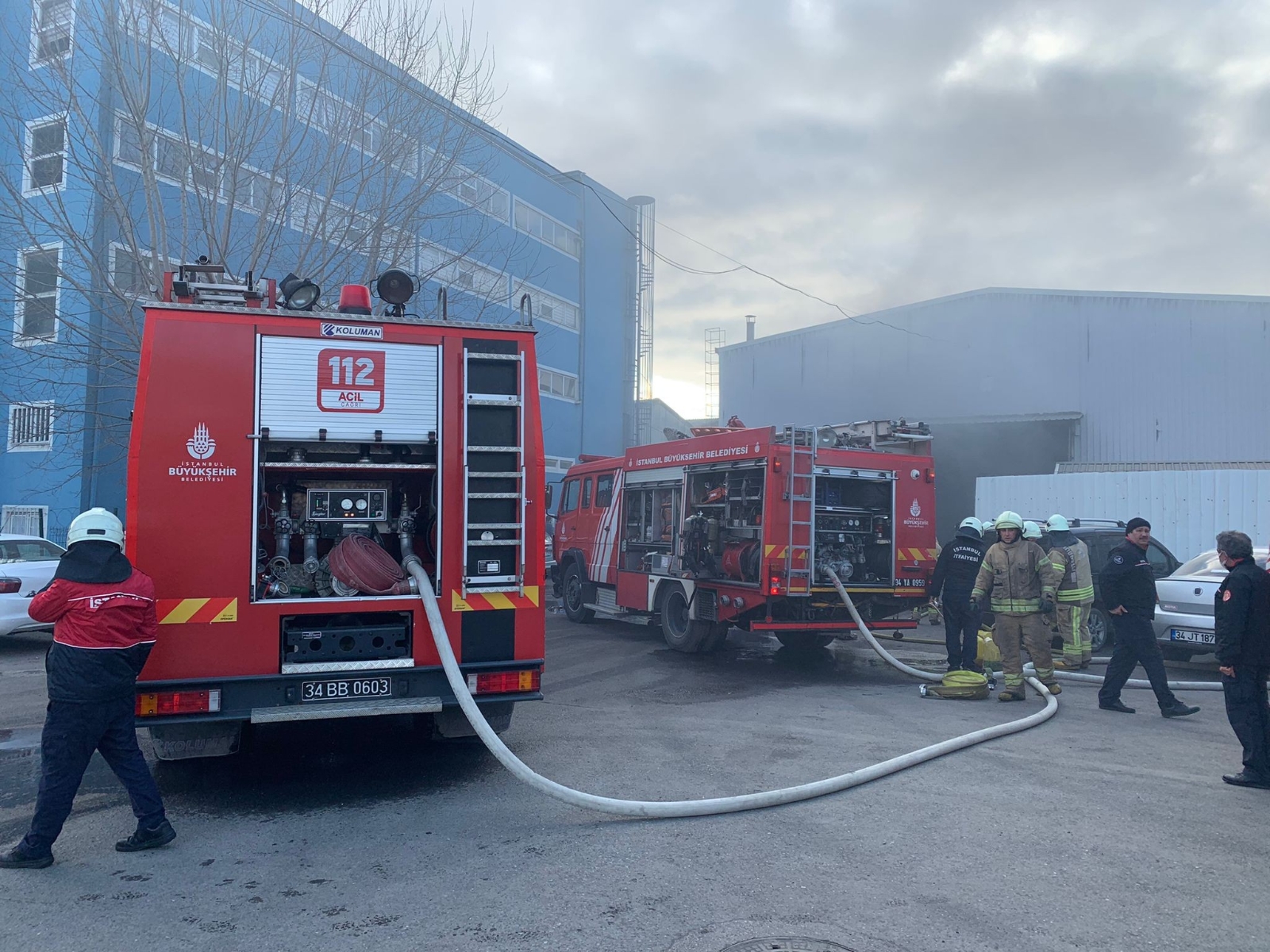 Pendik’te demir fabrikasında patlamanın ardından yangın çıktı