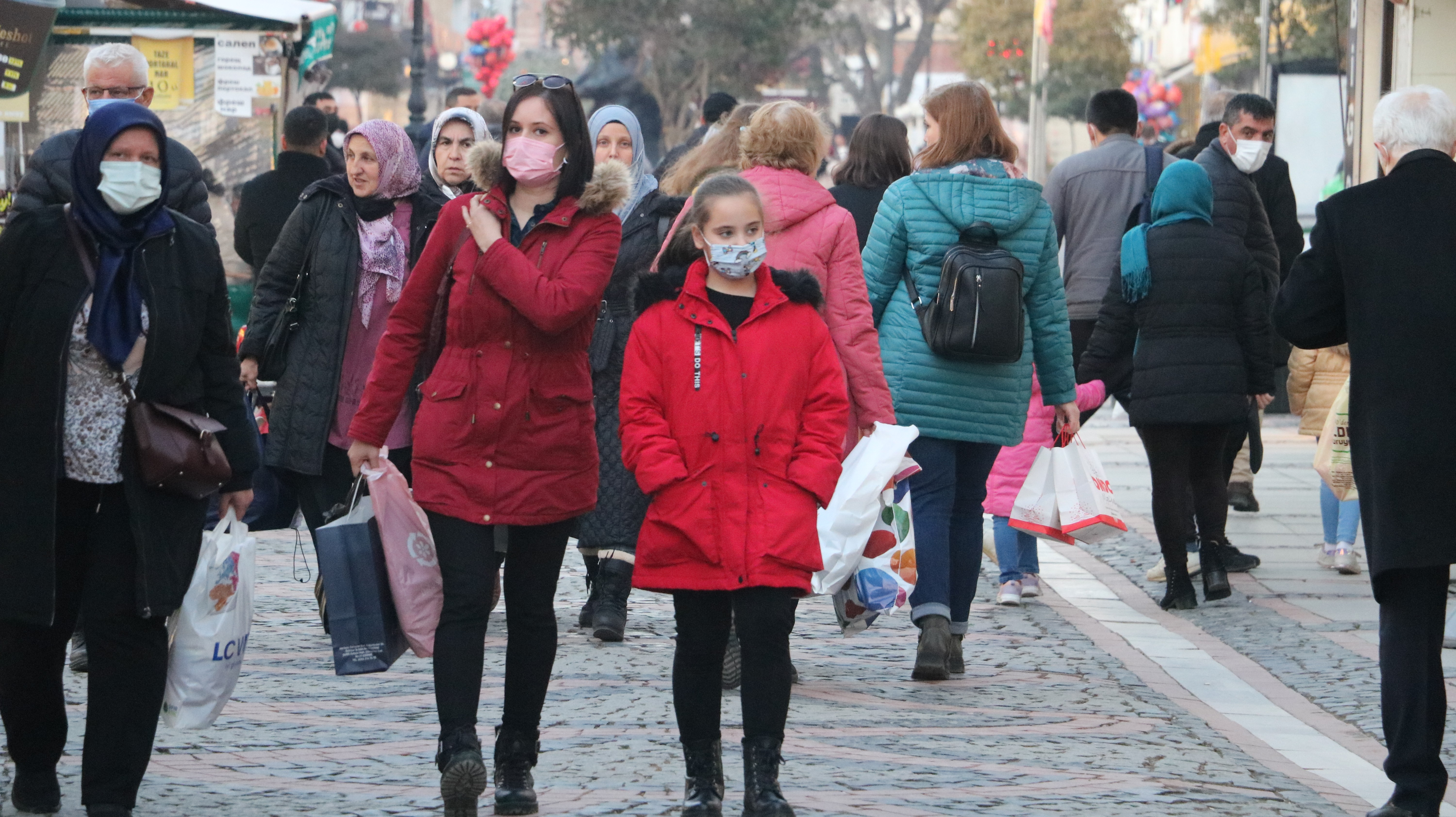 Edirne’de inanılmaz görüntü: Adeta birbirleriyle yarıştılar, bagajları doldurup ayrıldılar