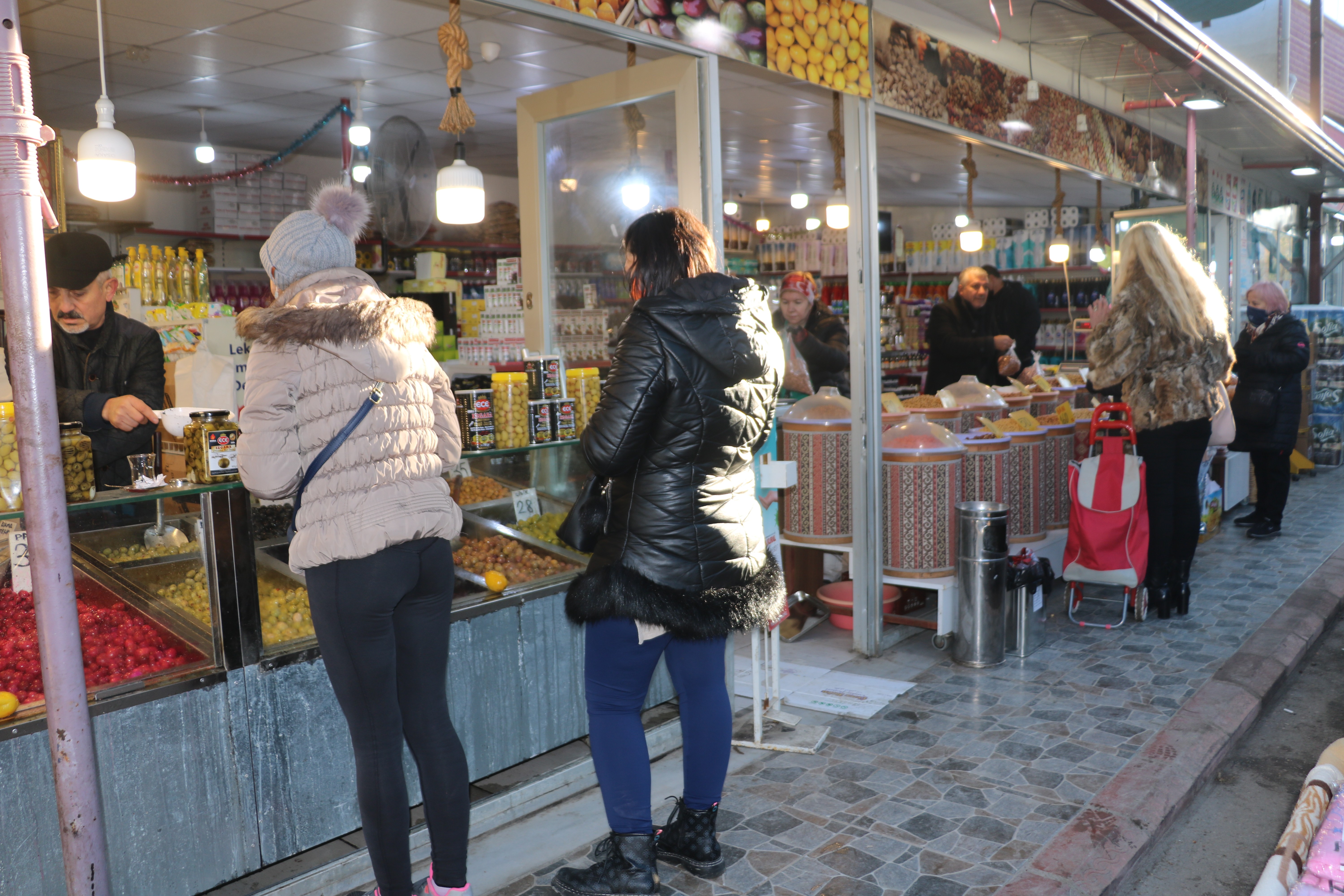 Edirne’de inanılmaz görüntü: Adeta birbirleriyle yarıştılar, bagajları doldurup ayrıldılar