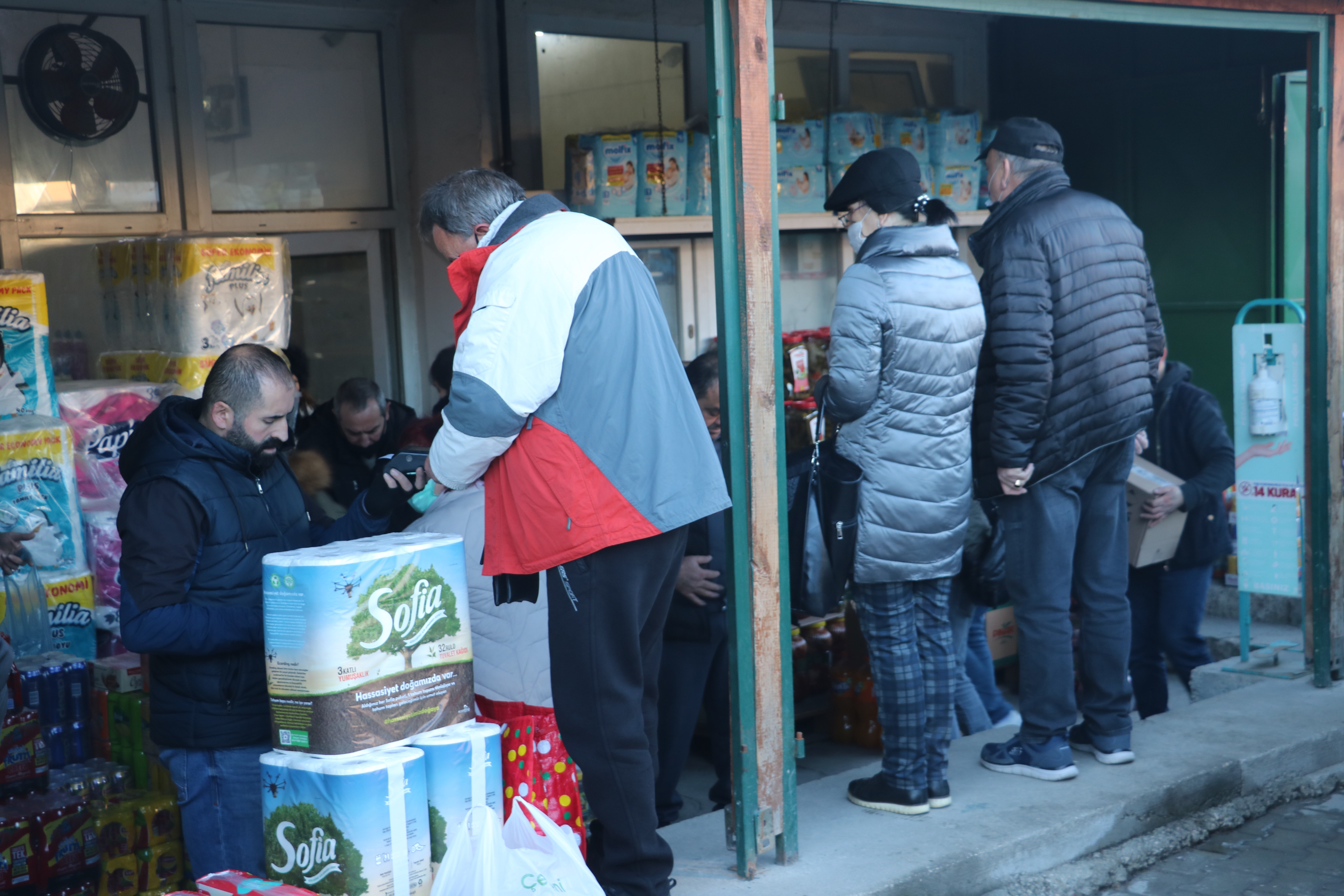 Edirne’de inanılmaz görüntü: Adeta birbirleriyle yarıştılar, bagajları doldurup ayrıldılar