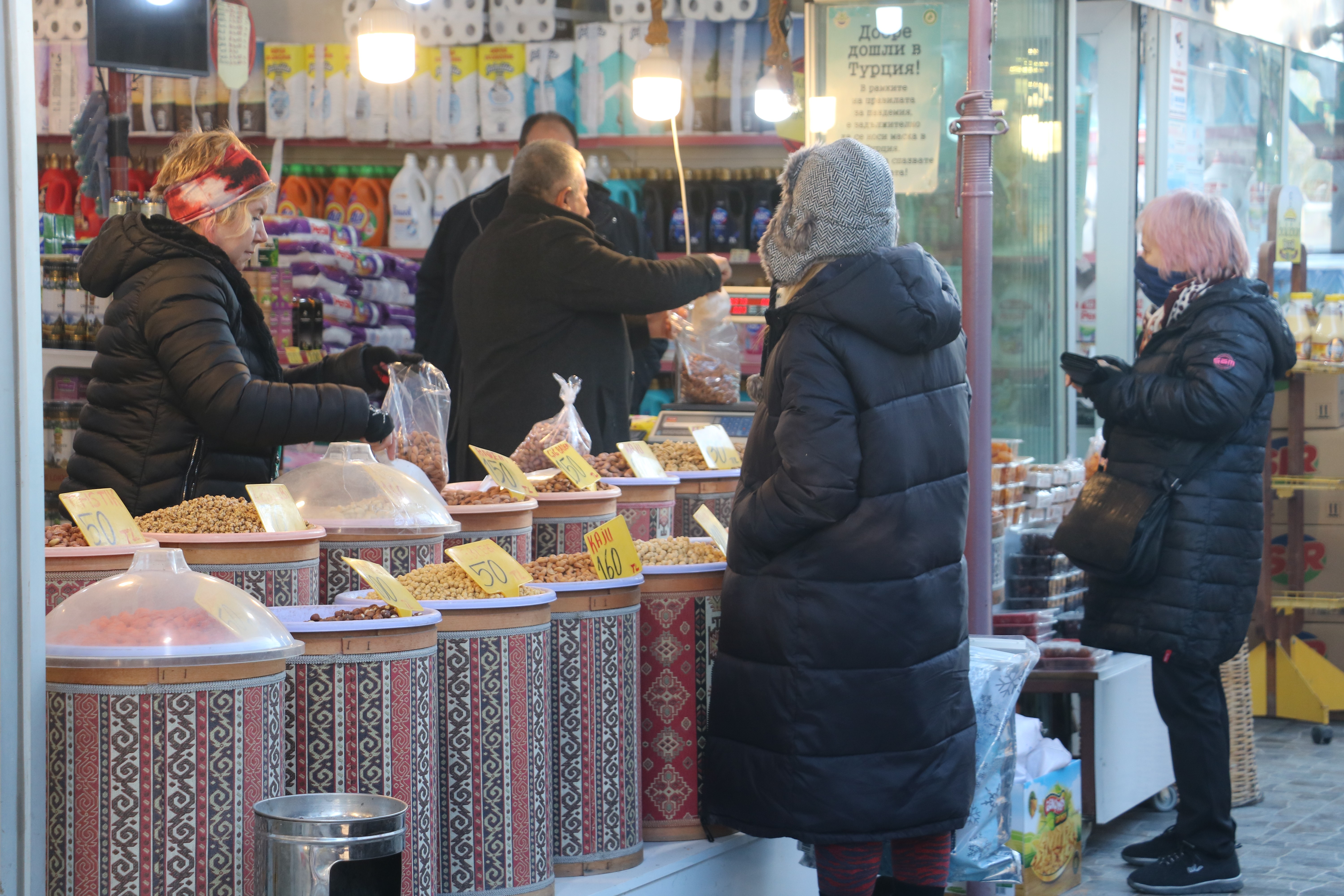 Edirne’de inanılmaz görüntü: Adeta birbirleriyle yarıştılar, bagajları doldurup ayrıldılar