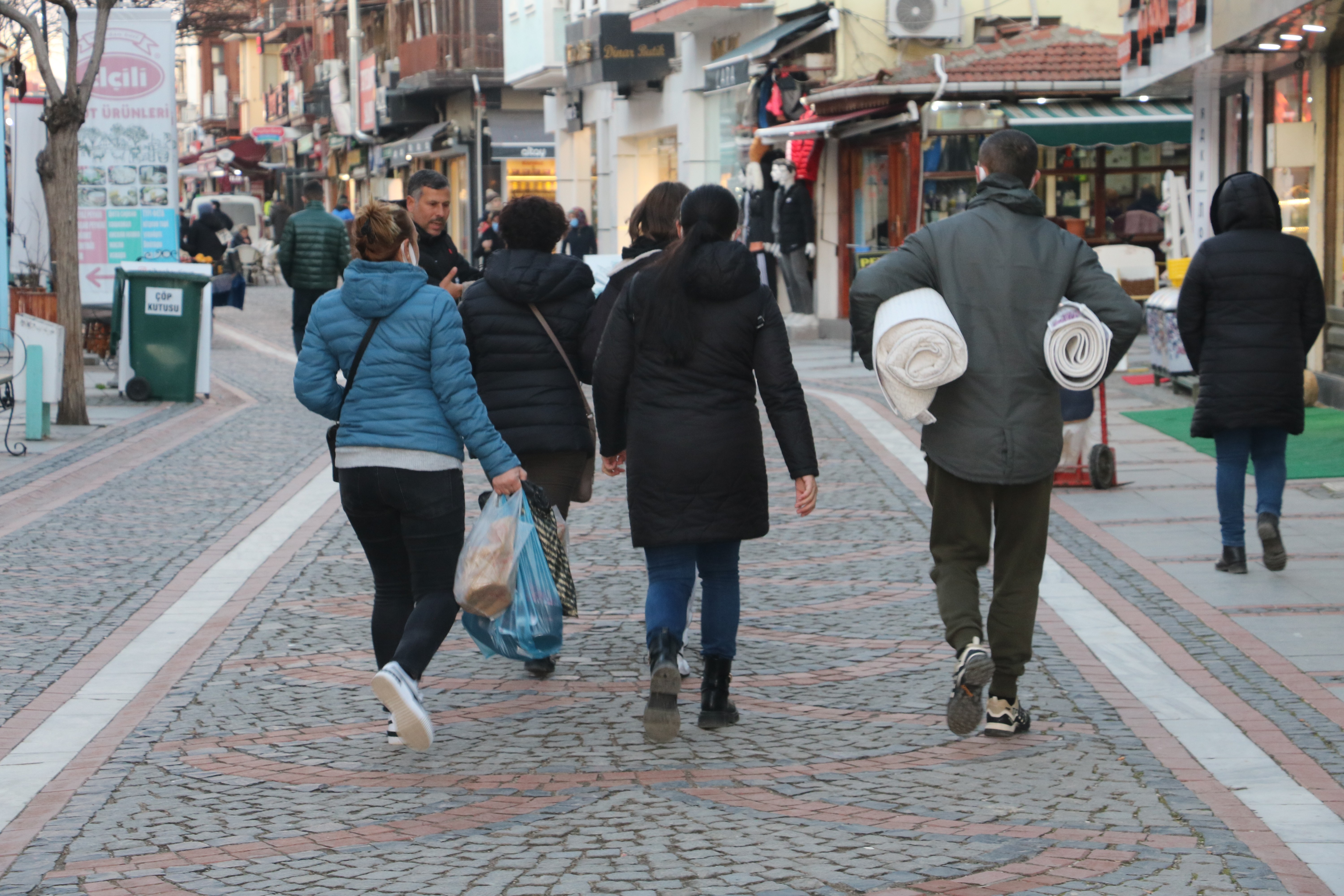 Edirne’de inanılmaz görüntü: Adeta birbirleriyle yarıştılar, bagajları doldurup ayrıldılar