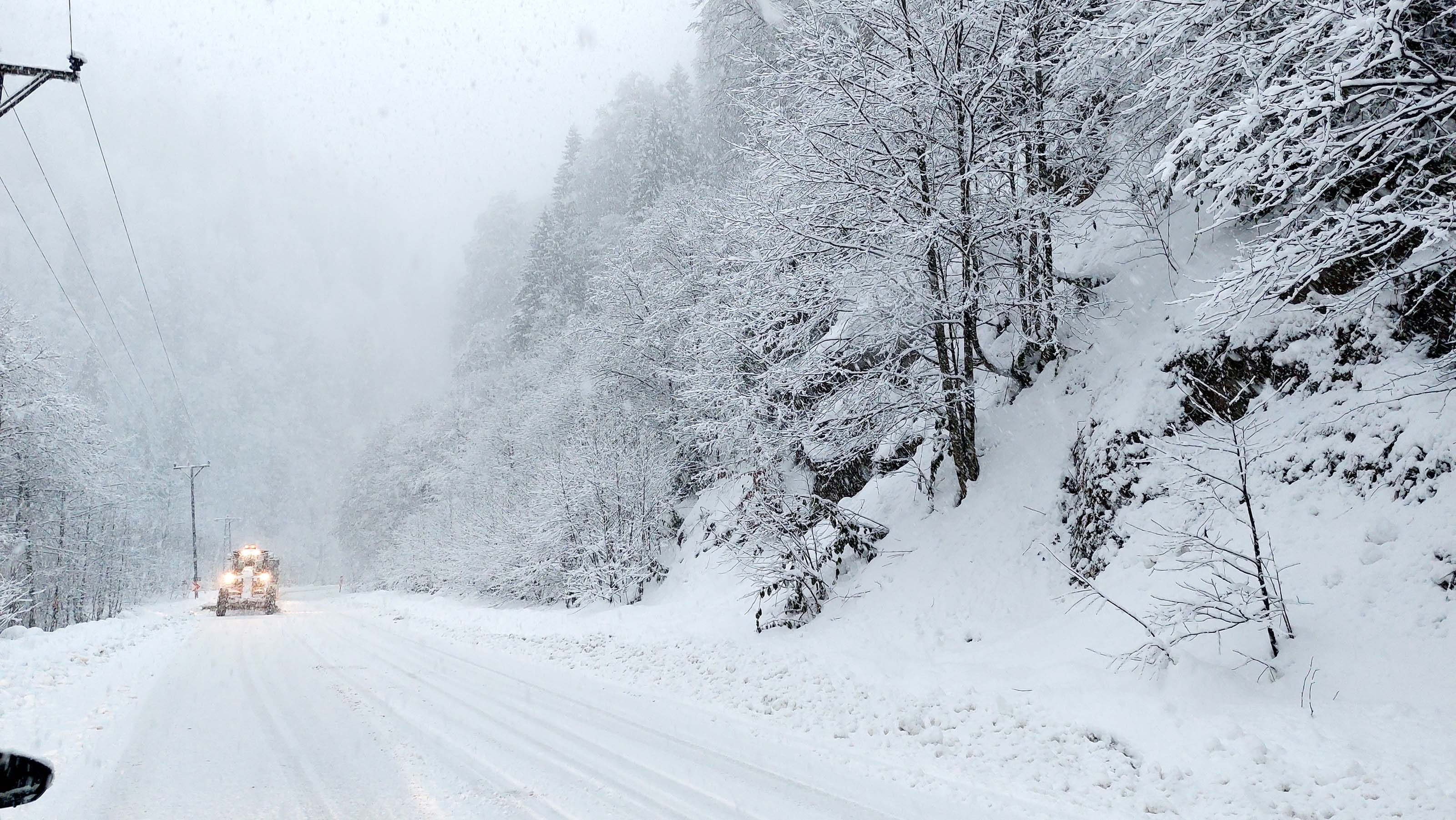 Karadeniz'de kar esareti; 1644 köy ve mahalle yolu kapandı, okullar tatil