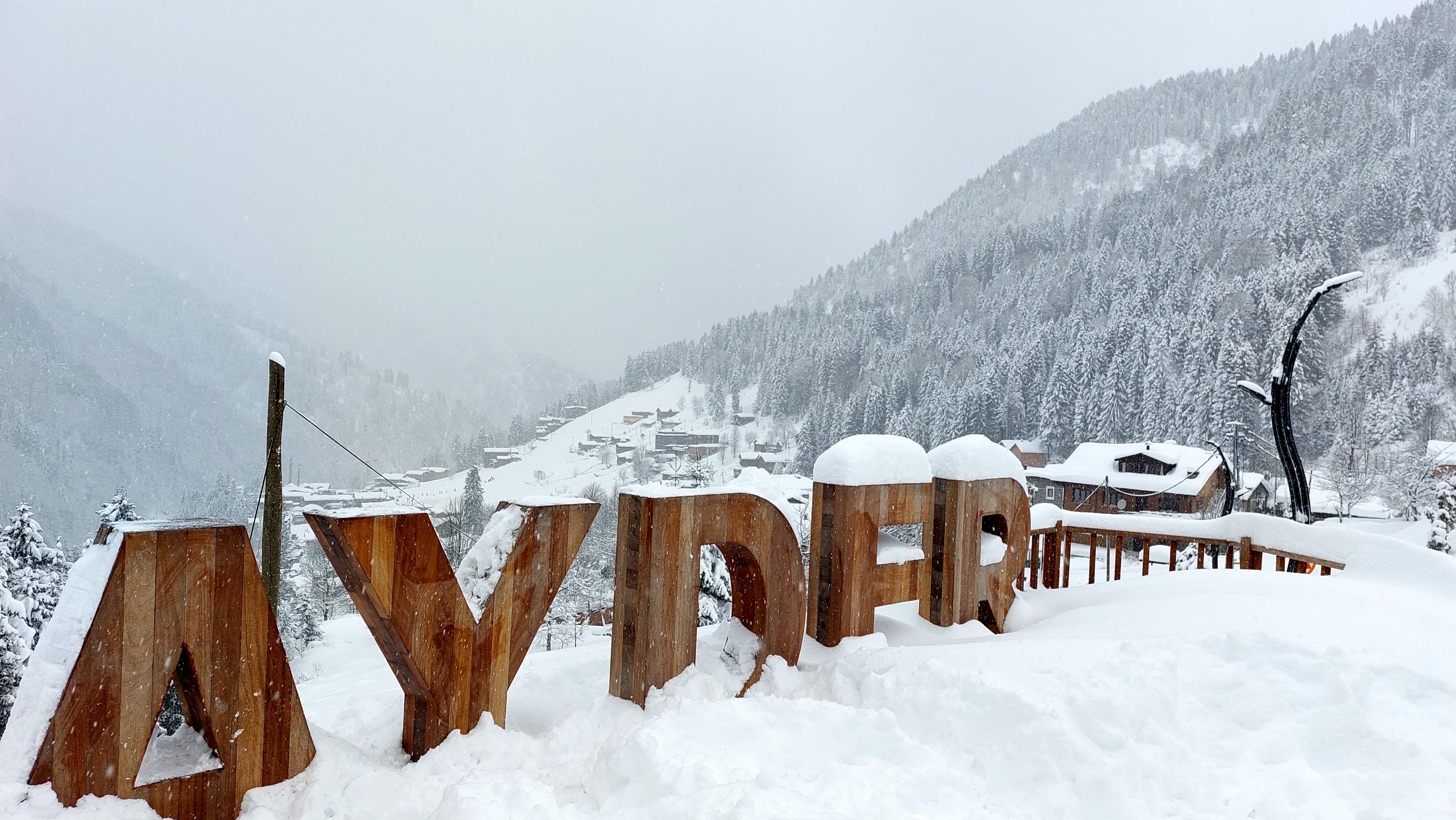 Karadeniz'de kar esareti; 1644 köy ve mahalle yolu kapandı, okullar tatil