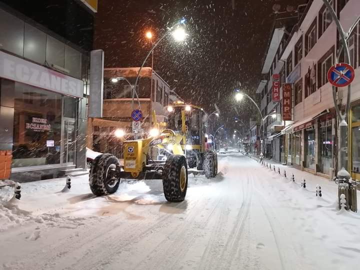 Karadeniz'de kar esareti; 1644 köy ve mahalle yolu kapandı, okullar tatil