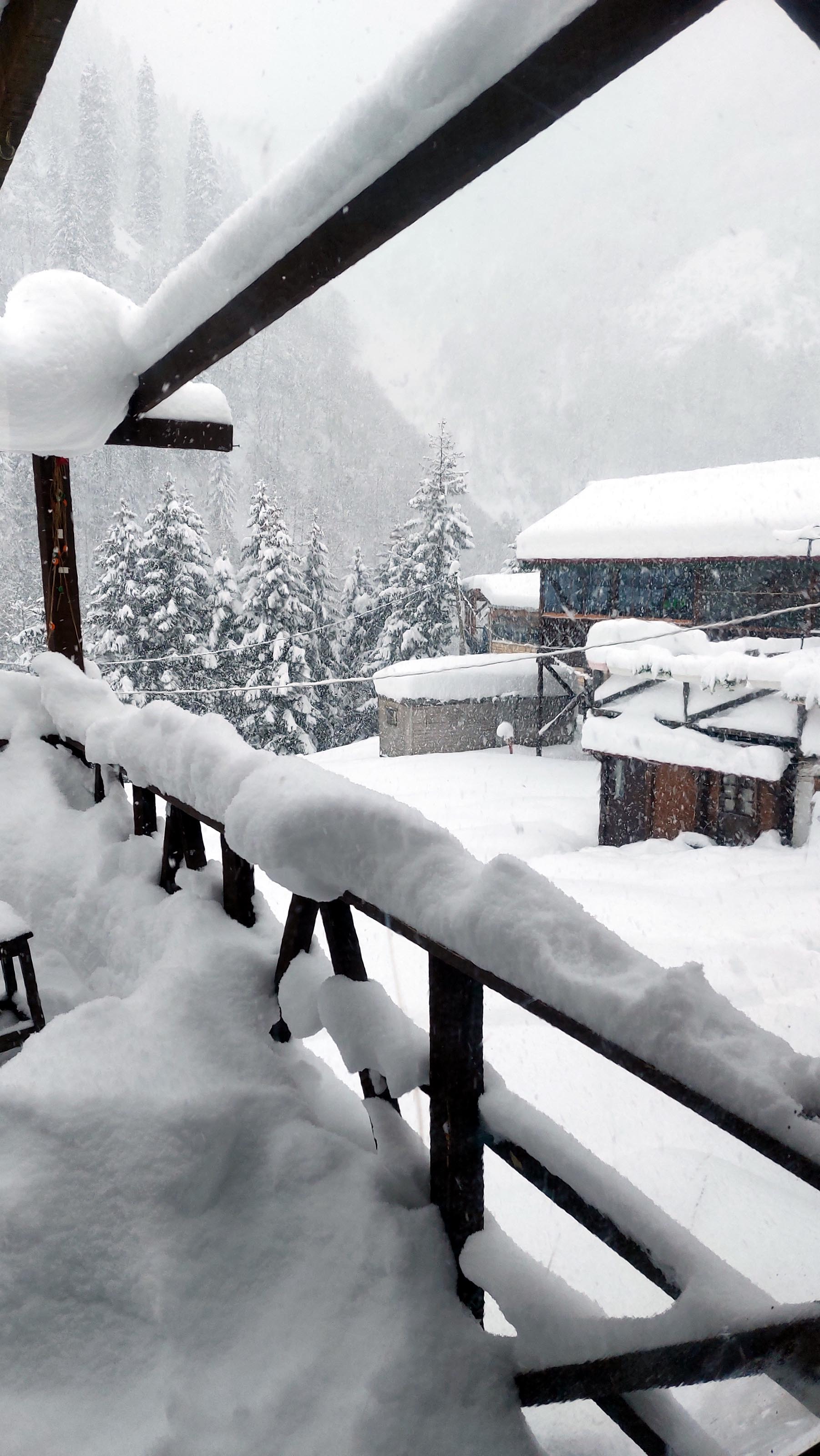 Karadeniz'de kar esareti; 1644 köy ve mahalle yolu kapandı, okullar tatil