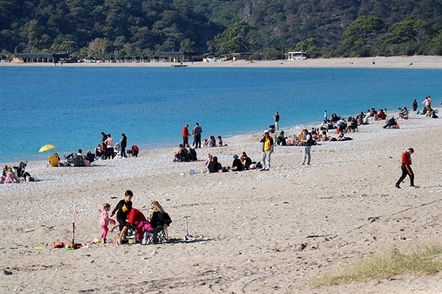 Muğla'da sahillere akın ettiler