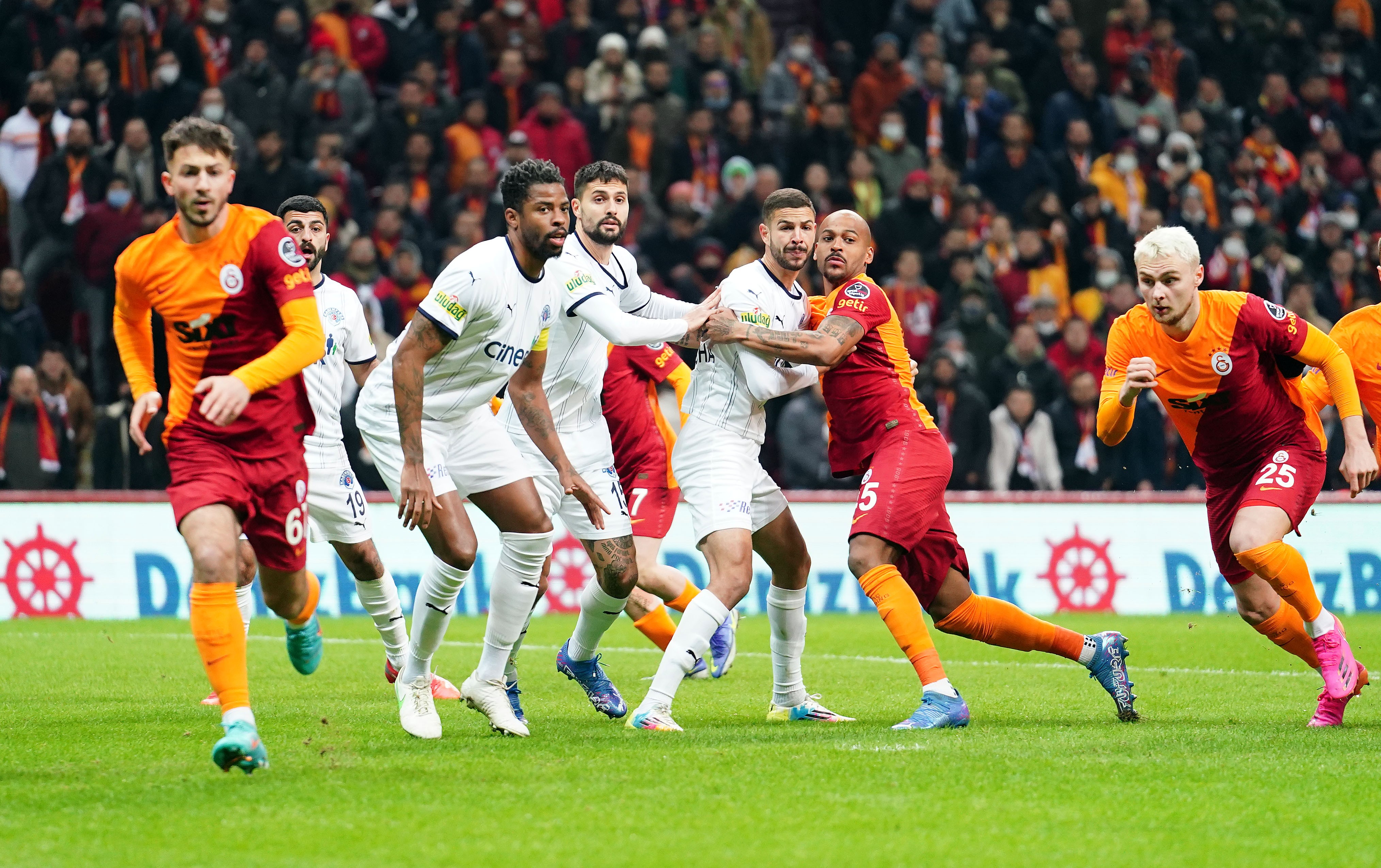 Galatasaray'ın penaltı beklediği pozisyon için eski hakemler ne dediler?