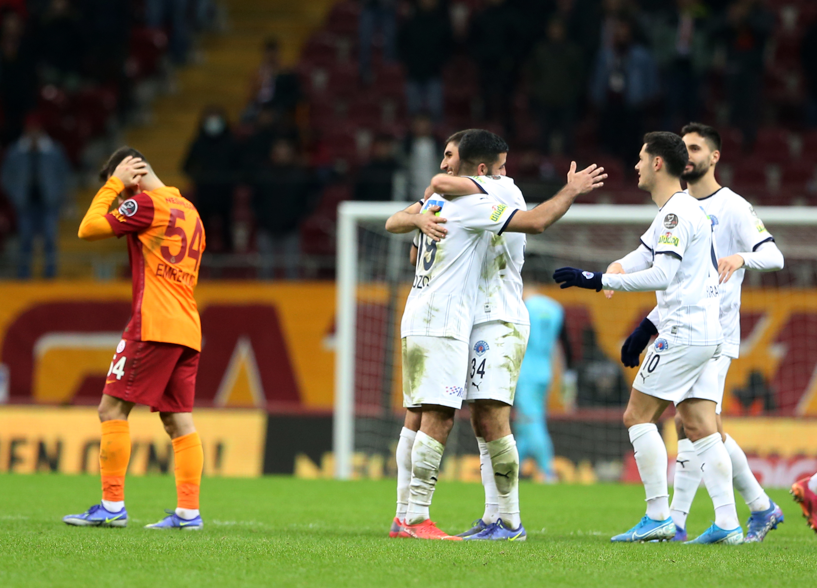 Galatasaray'ın penaltı beklediği pozisyon için eski hakemler ne dediler?