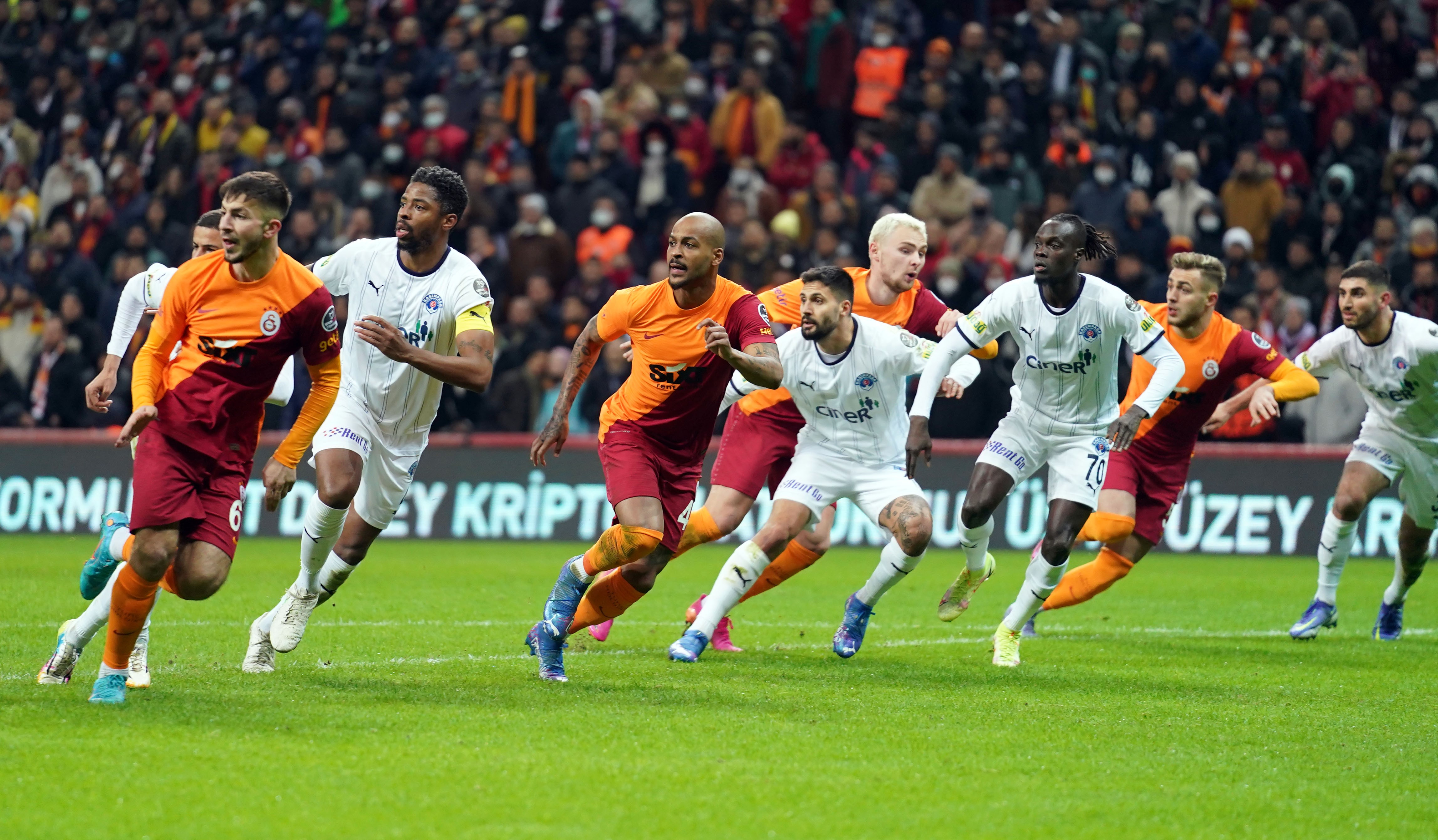 Galatasaray'ın penaltı beklediği pozisyon için eski hakemler ne dediler?