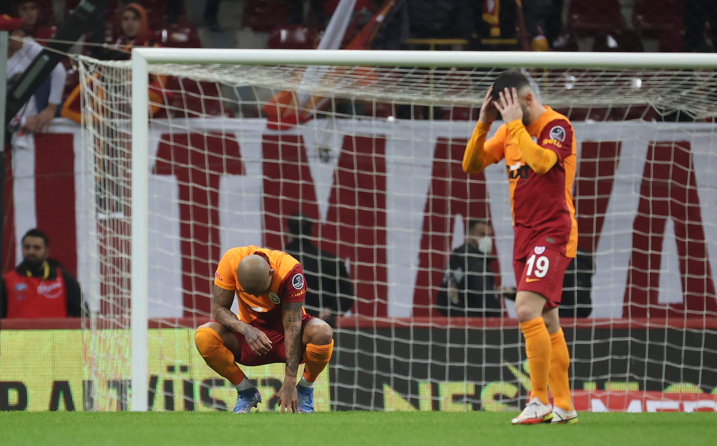 Galatasaray'ın penaltı beklediği pozisyon için eski hakemler ne dediler?