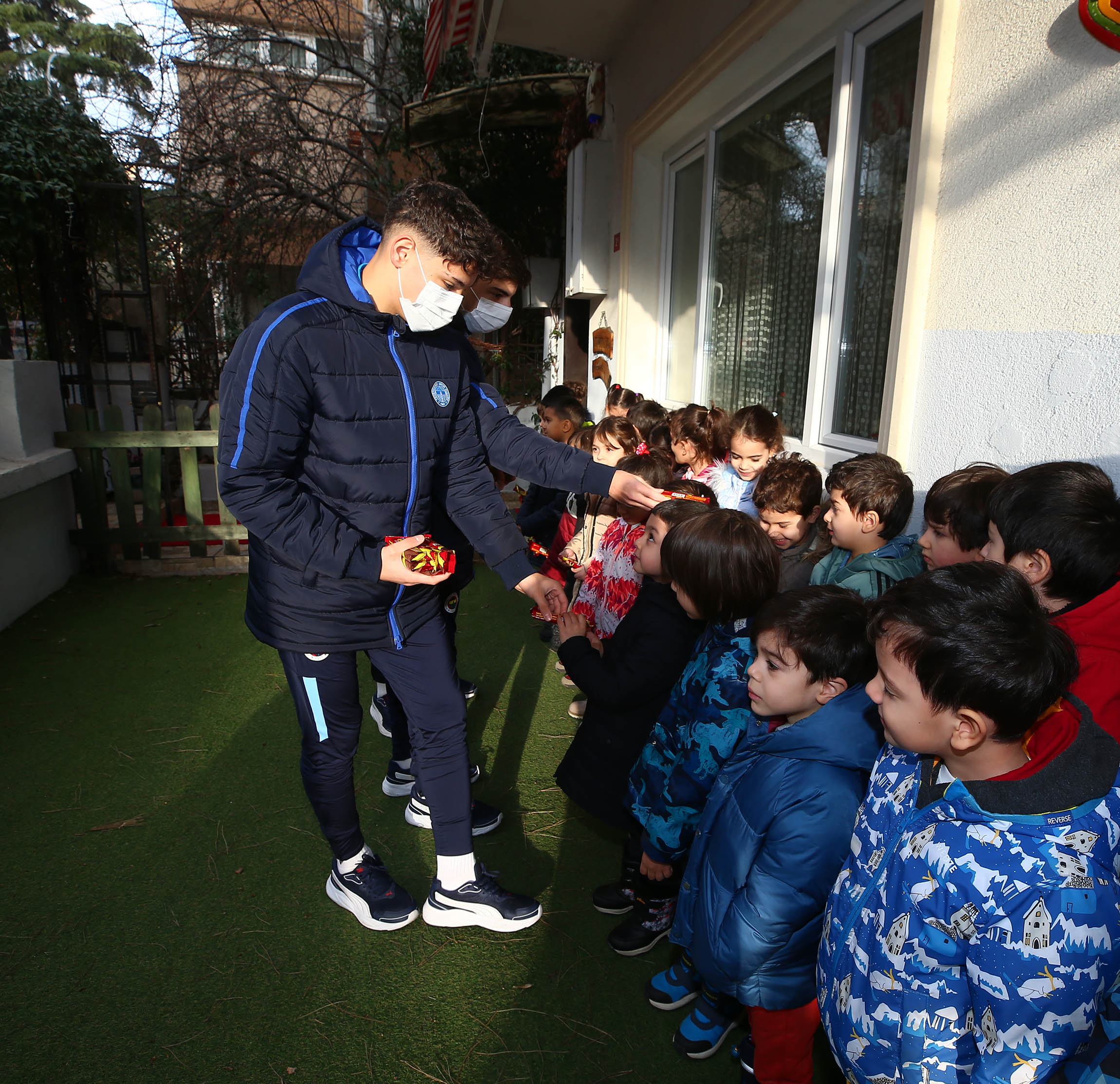 Fenerbahçeli futbolcular Ahmet Çalık anısına çikolata dağıttı