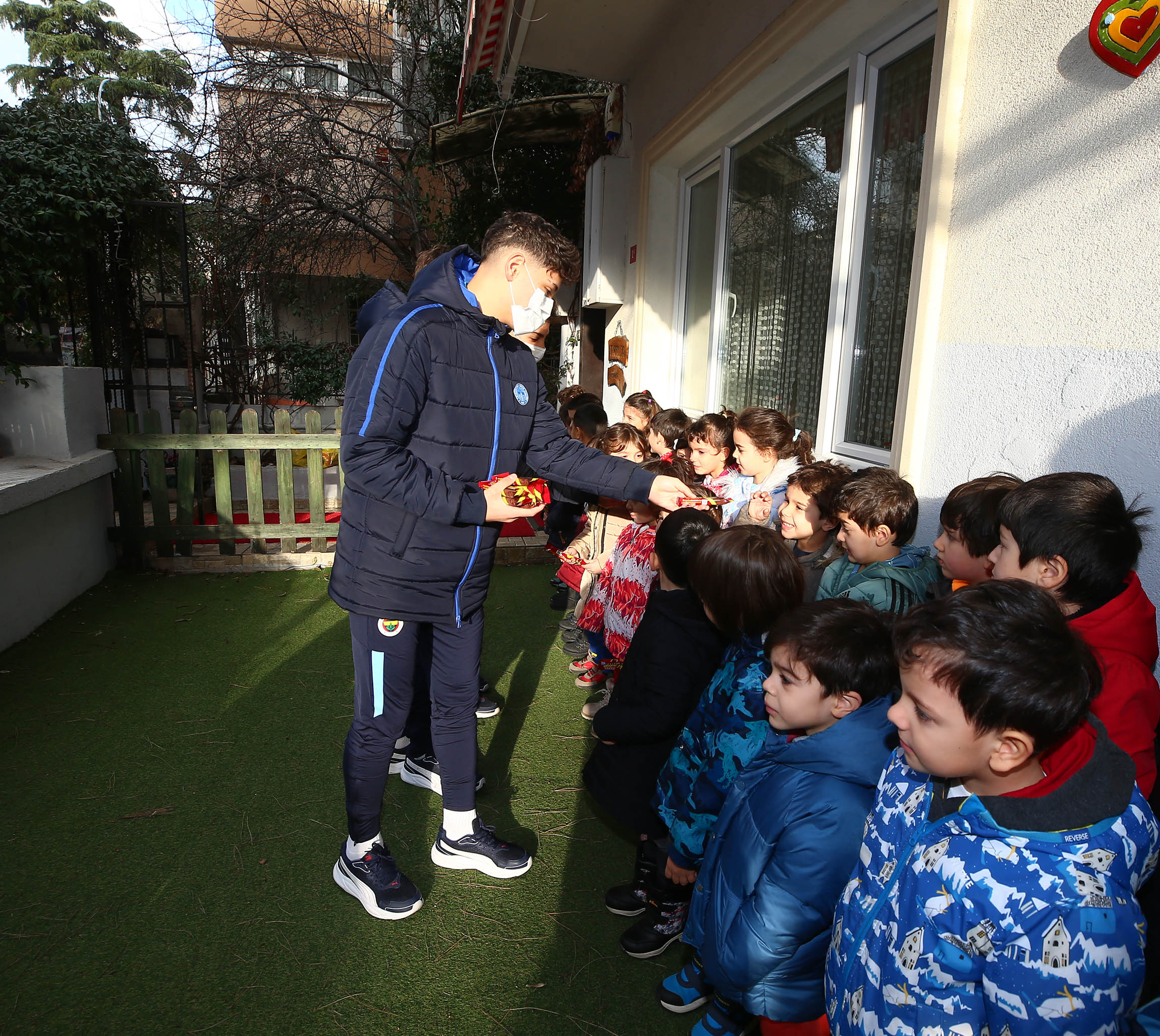 Fenerbahçeli futbolcular Ahmet Çalık anısına çikolata dağıttı