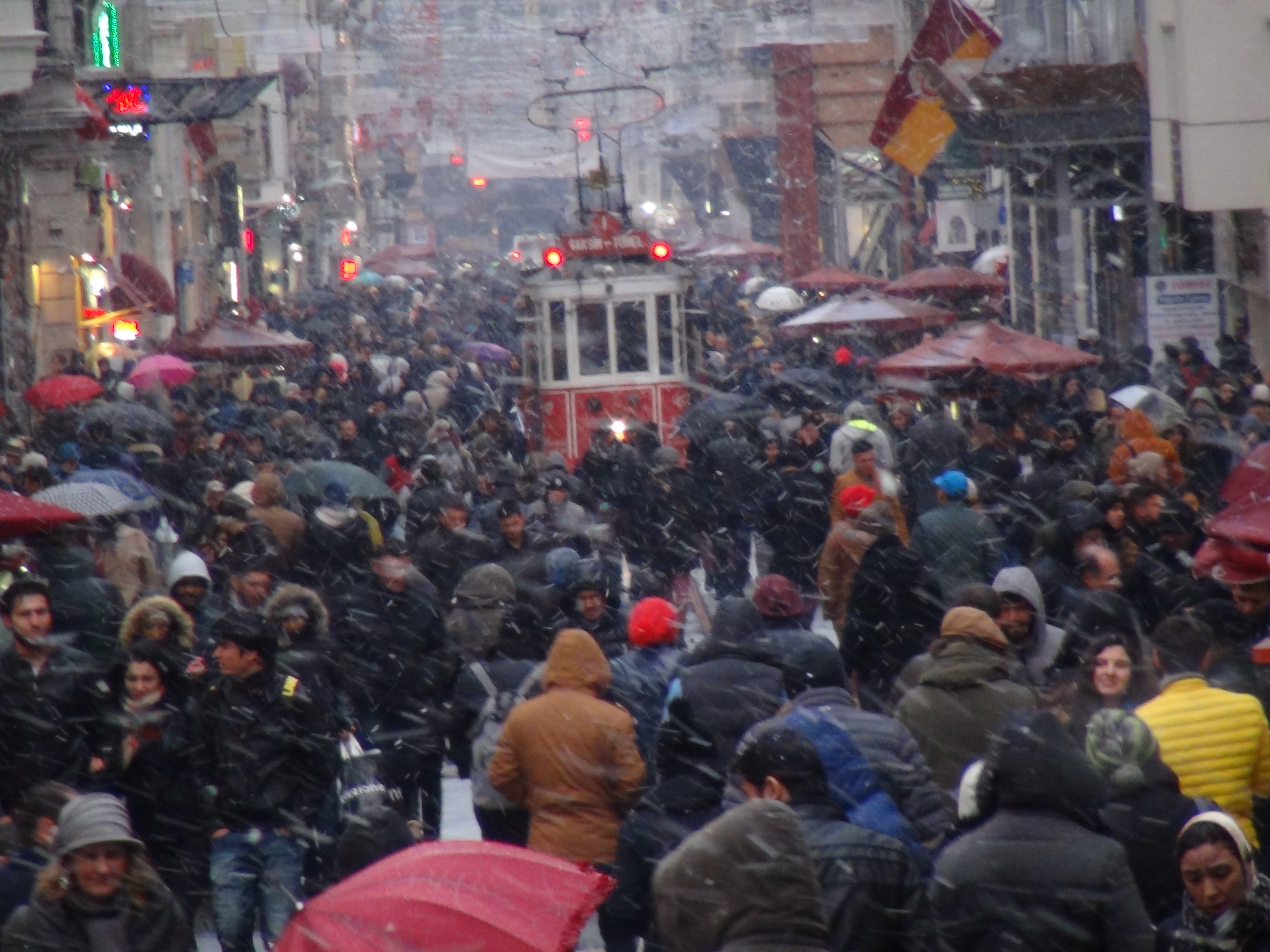 İstanbul'da kar ne zaman başlayacak? Açıklamalar art arda geliyor: '15-20 santimi bulabilir'