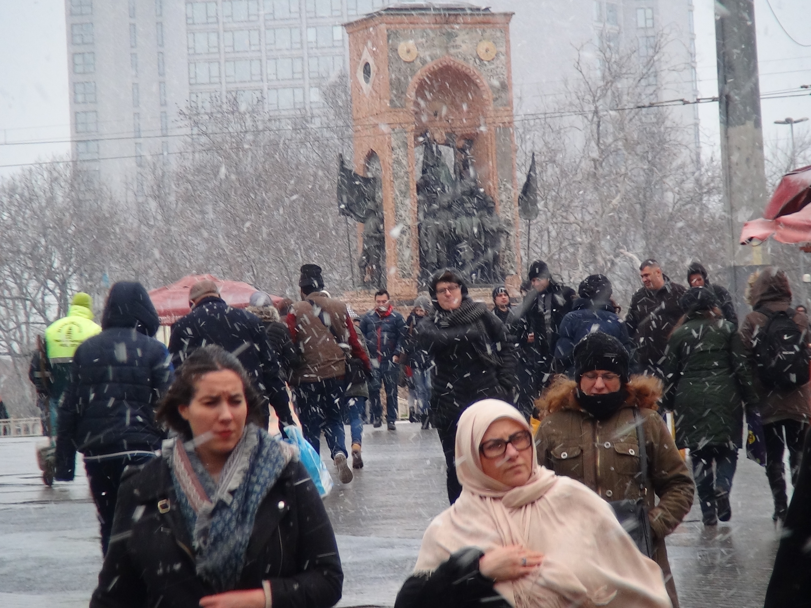 İstanbul'da kar ne zaman başlayacak? Açıklamalar art arda geliyor: '15-20 santimi bulabilir'