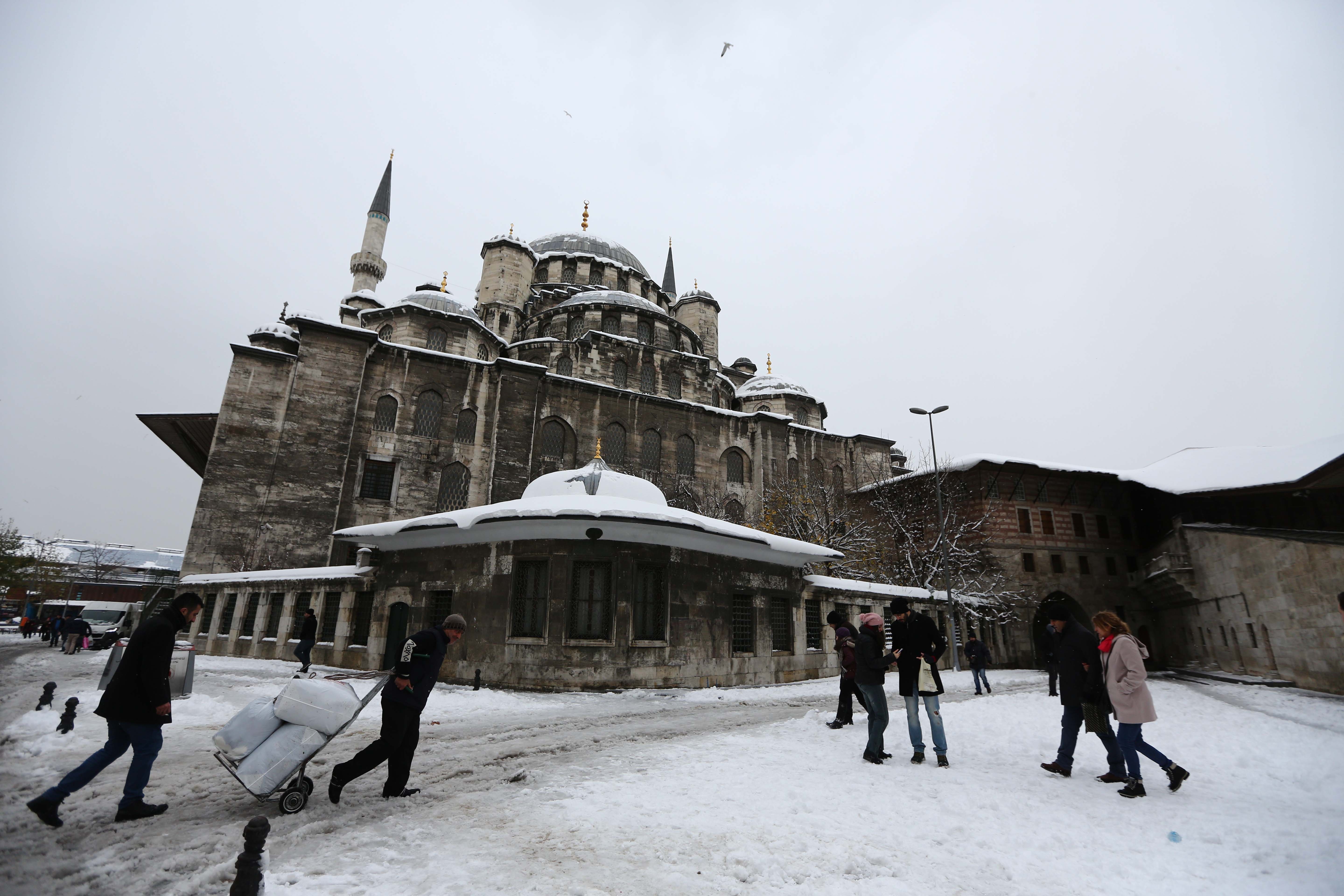 İstanbul'da kar ne zaman başlayacak? Açıklamalar art arda geliyor: '15-20 santimi bulabilir'