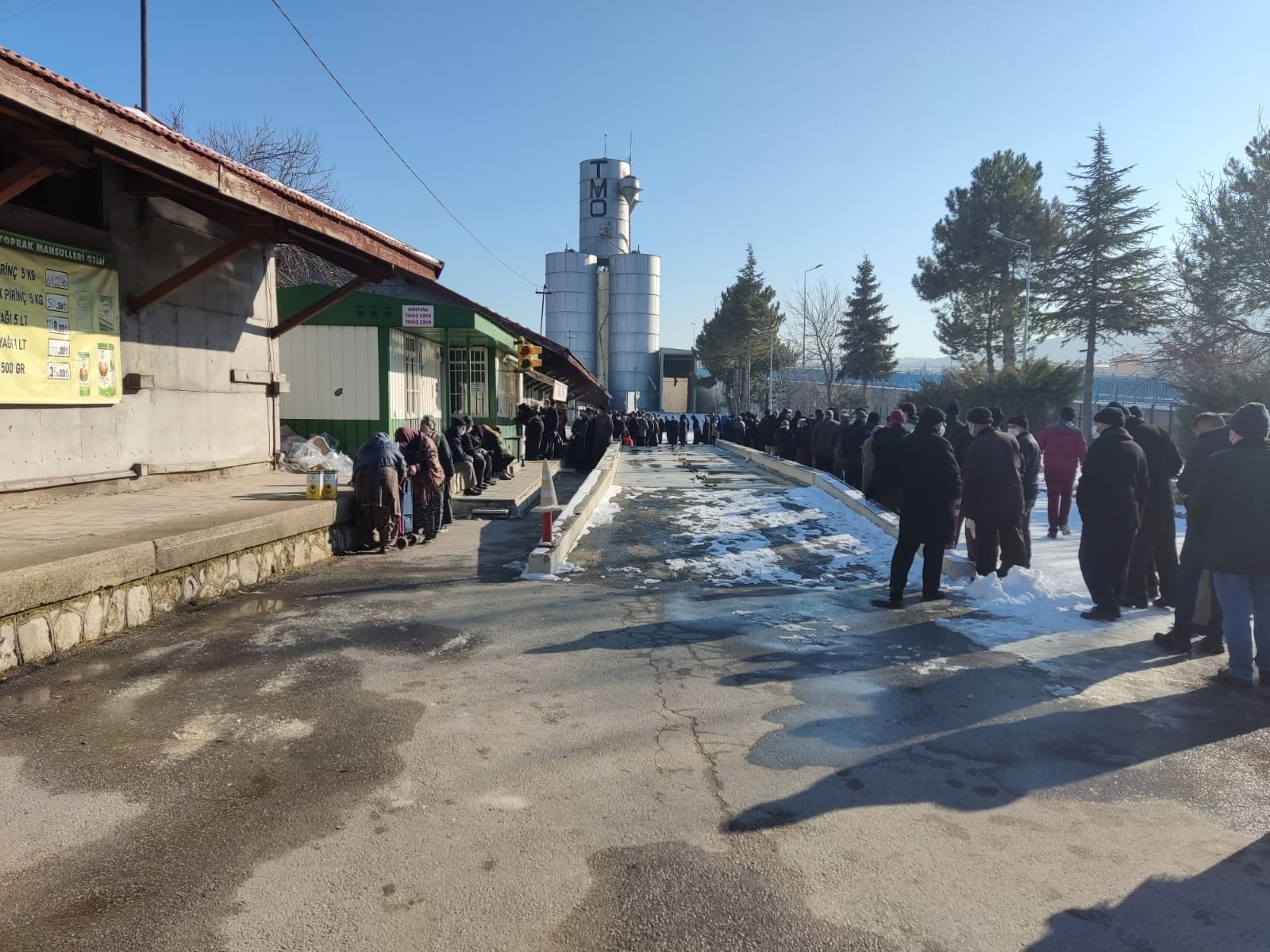 Dondurucu soğuğa rağmen yurttaşlar ucuz yağ kuyruğu oluşturdu