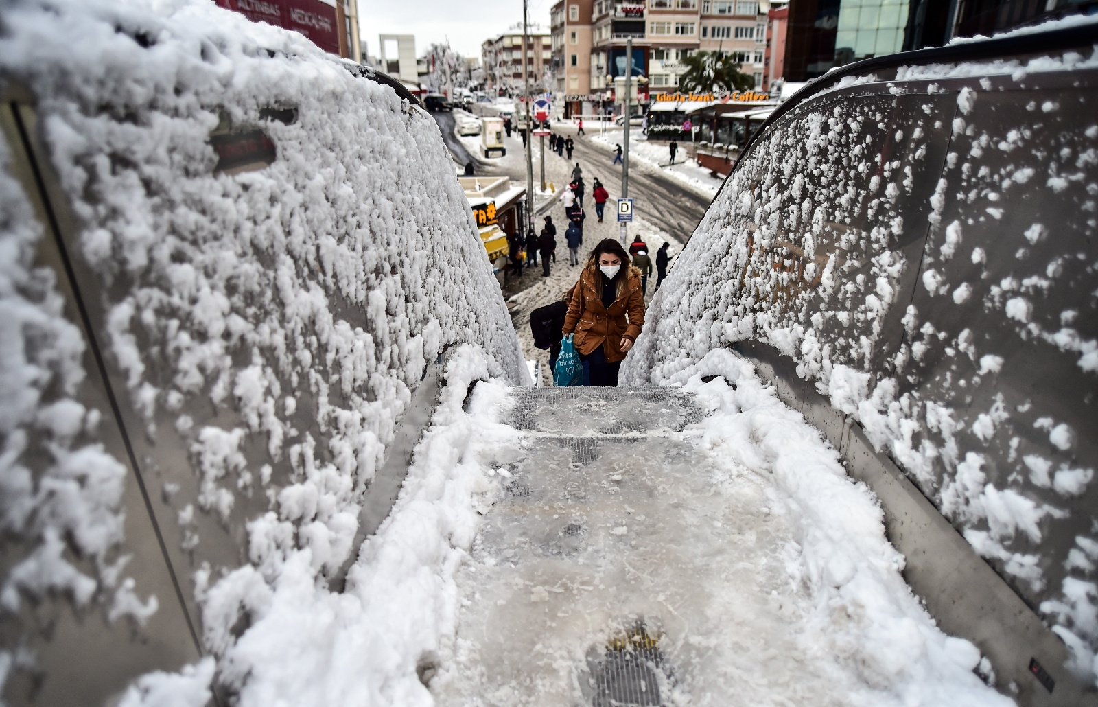 İstanbul’da yürüyen her şey dondu