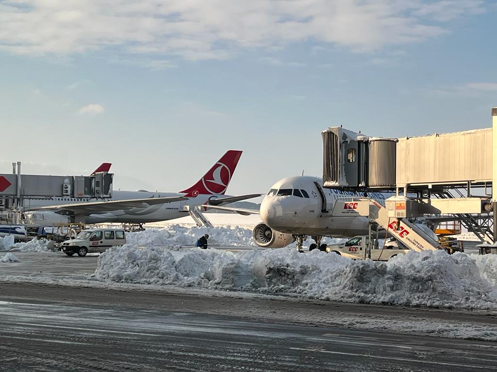 İstanbul Havalimanı'nda son durum: Onlarca uçuş iptal, sıkıntılar devam ediyor