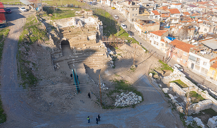 Smyrna Tiyatrosu'nda 2 bin yıllık 'antik geçit' bulundu