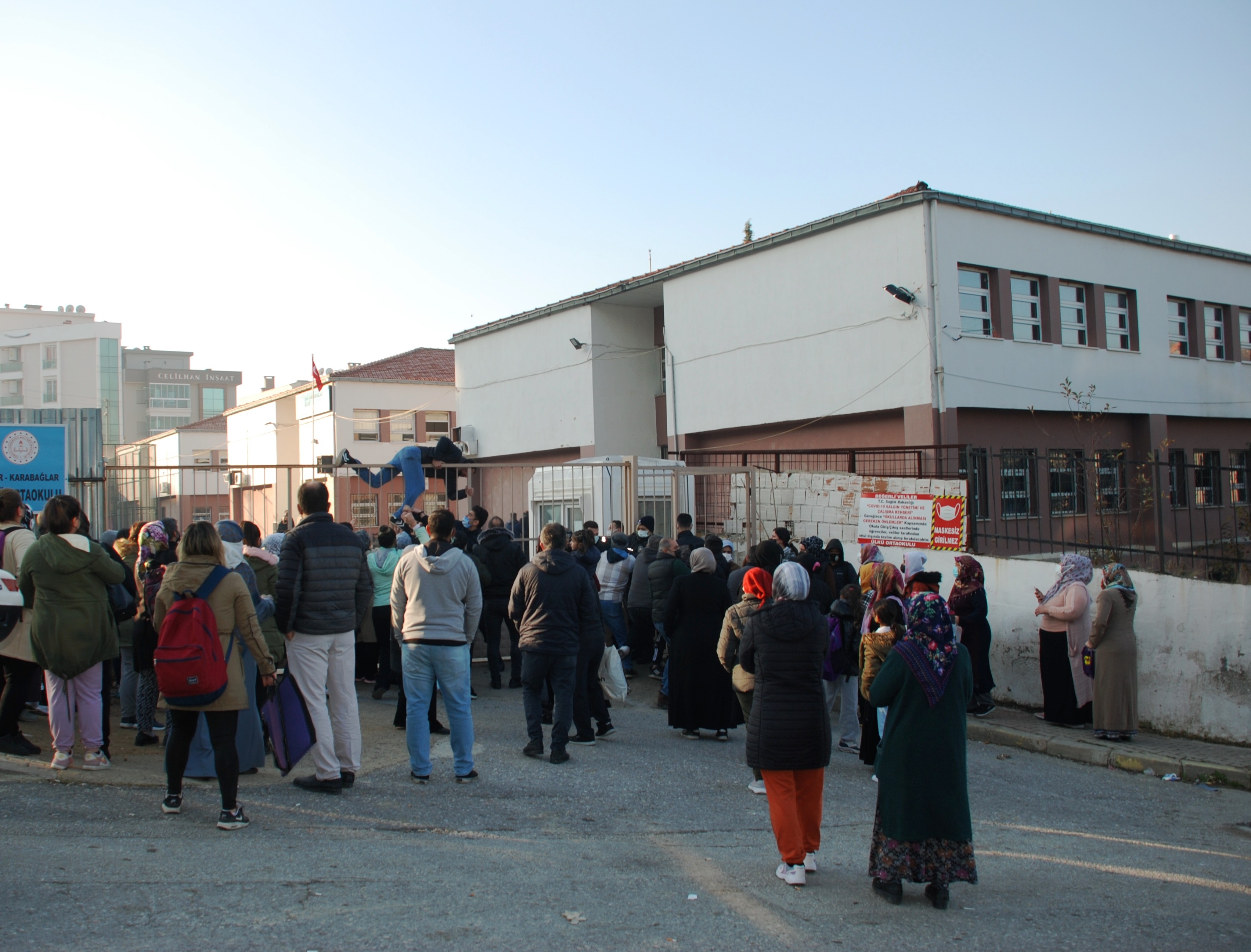 Kantinci öğrencilere taciz iddiasıyla tutuklandı, veliler okulu bastı