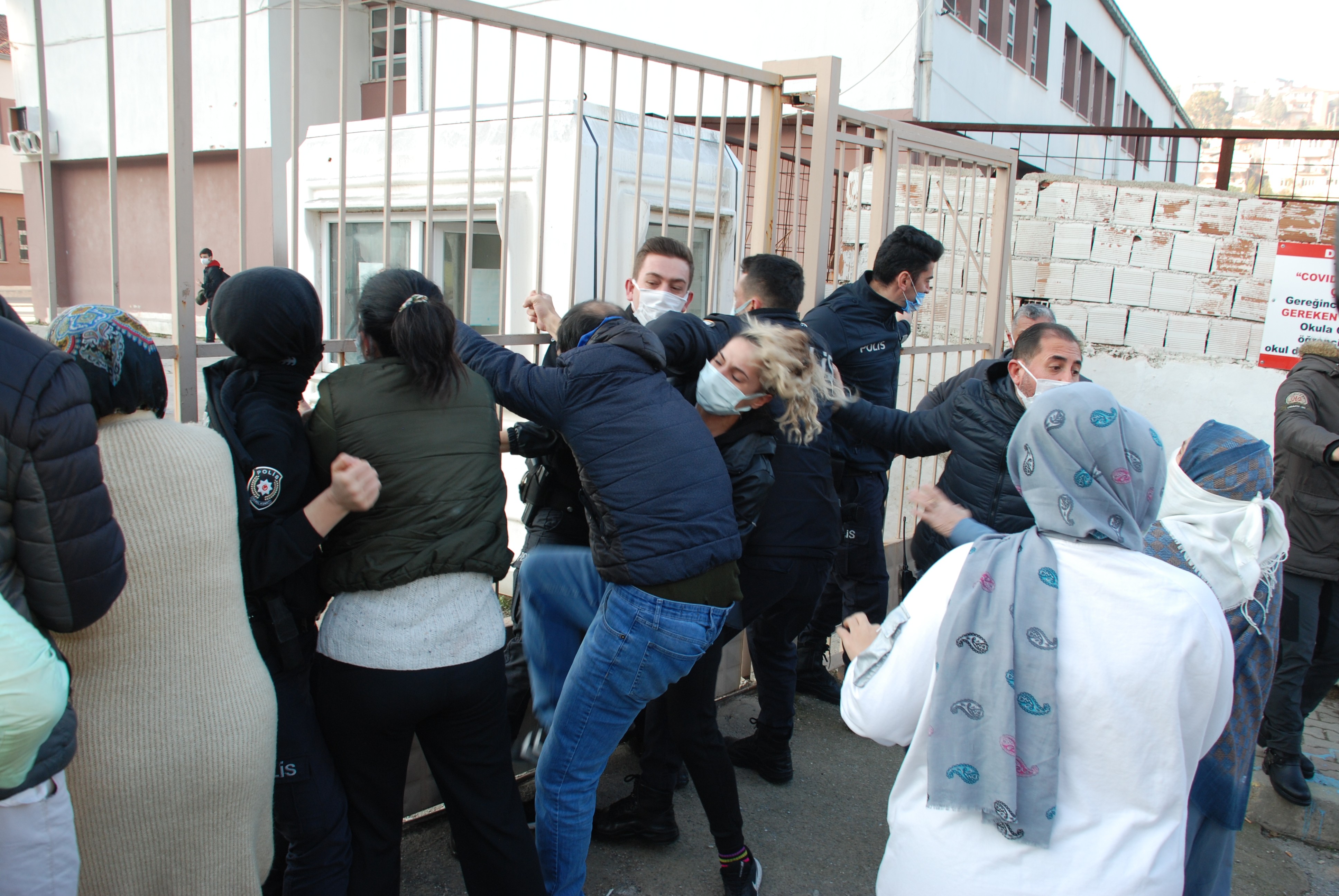 Kantinci öğrencilere taciz iddiasıyla tutuklandı, veliler okulu bastı