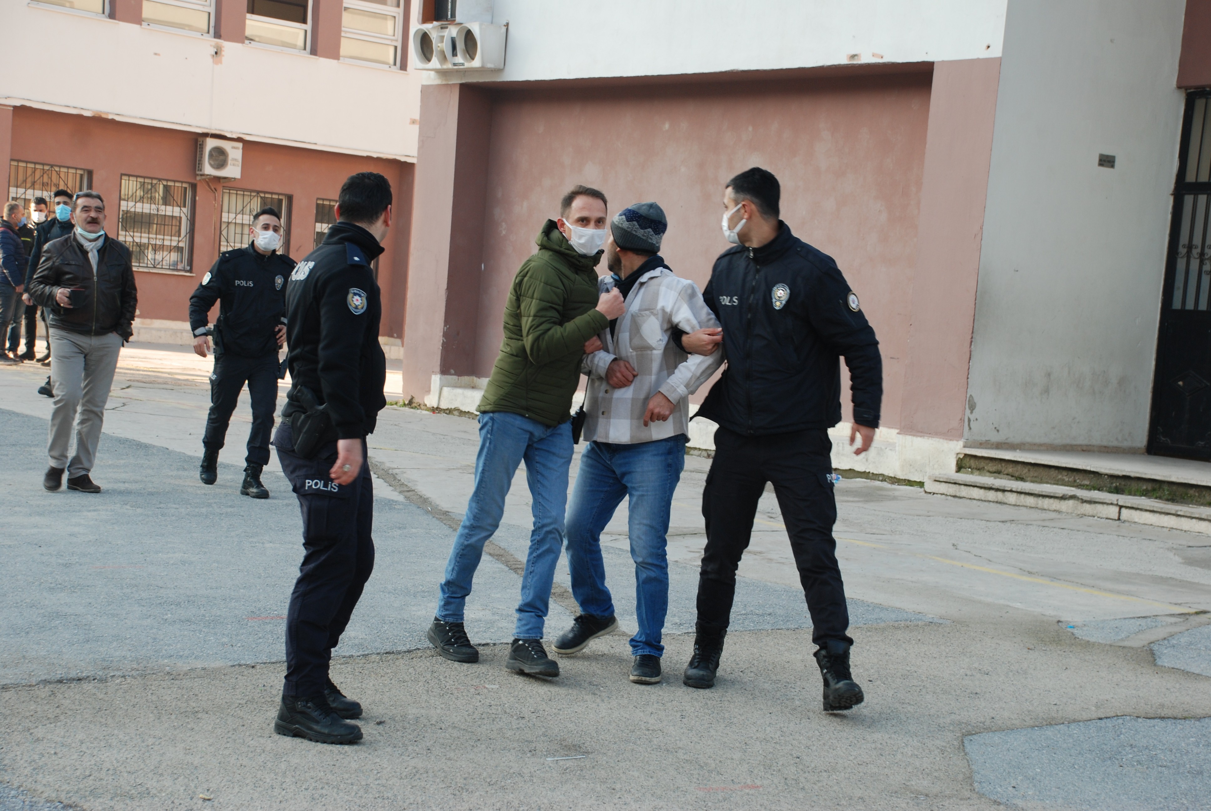 Kantinci öğrencilere taciz iddiasıyla tutuklandı, veliler okulu bastı