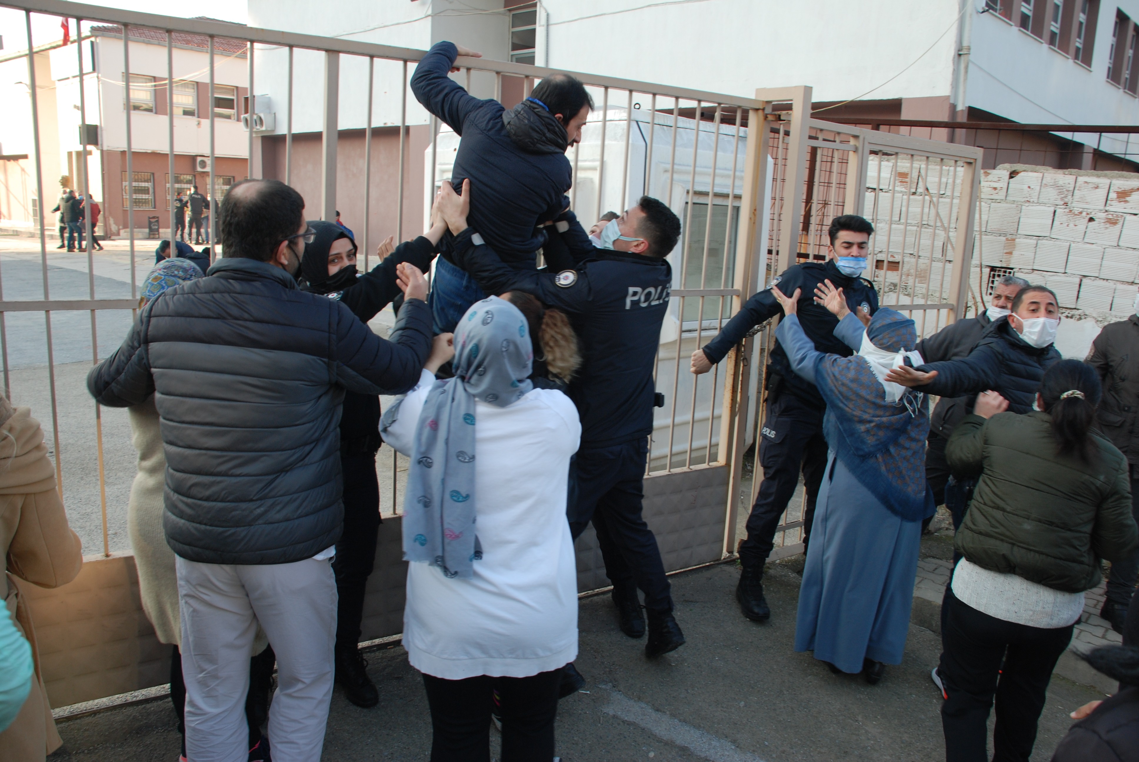 Kantinci öğrencilere taciz iddiasıyla tutuklandı, veliler okulu bastı