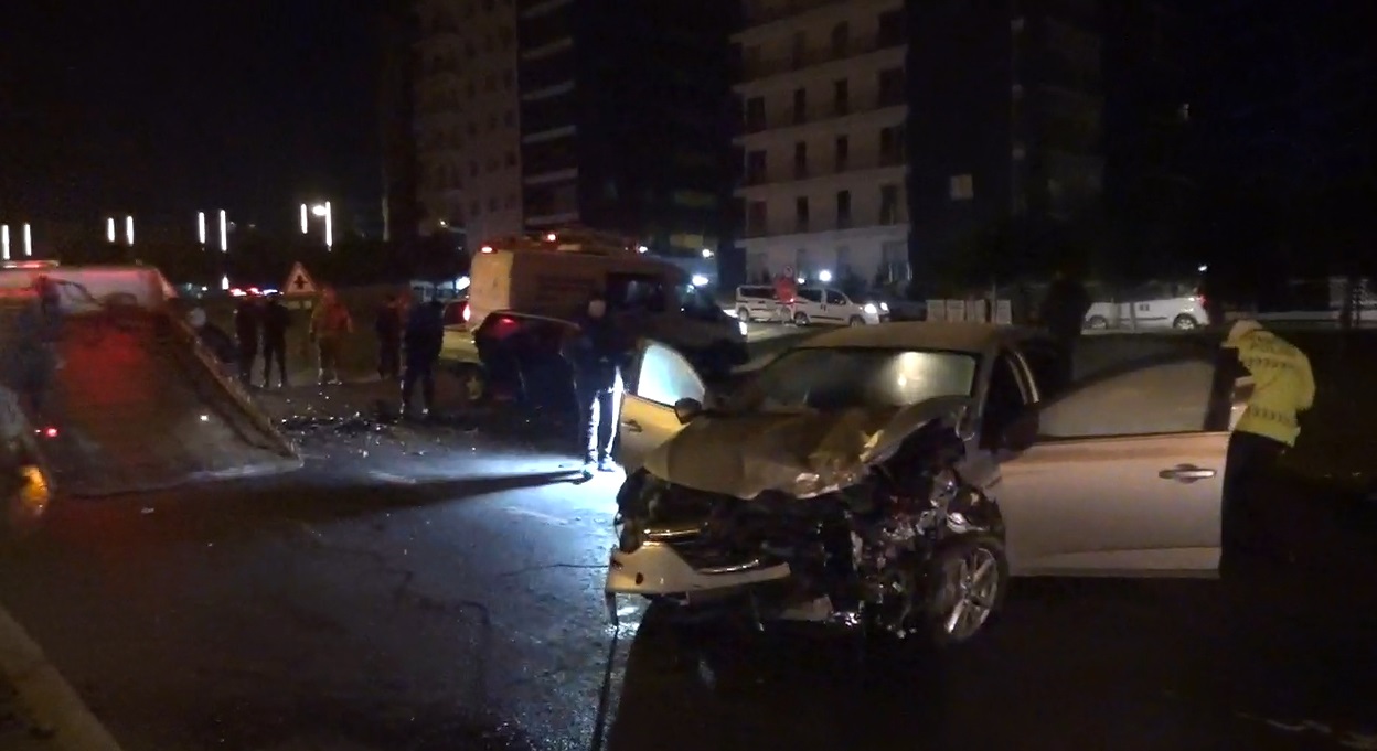 İstanbul'da iki otomobil kafa kafaya çarpıştı