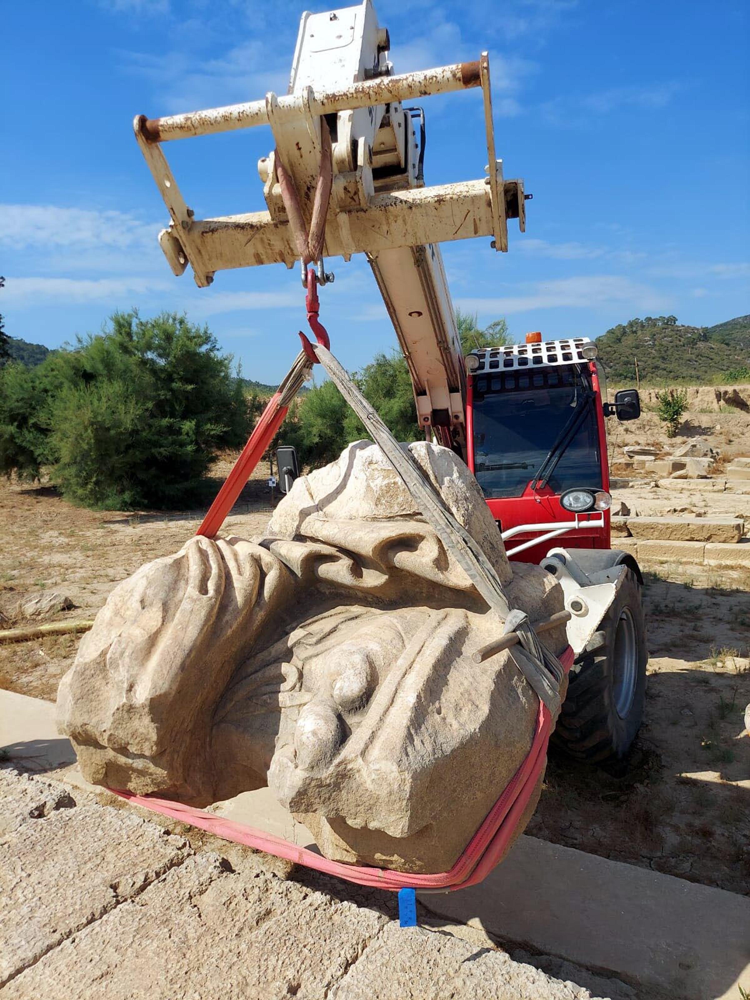 Klaros'tan kült heykellere ait 35 parça çıkarıldı