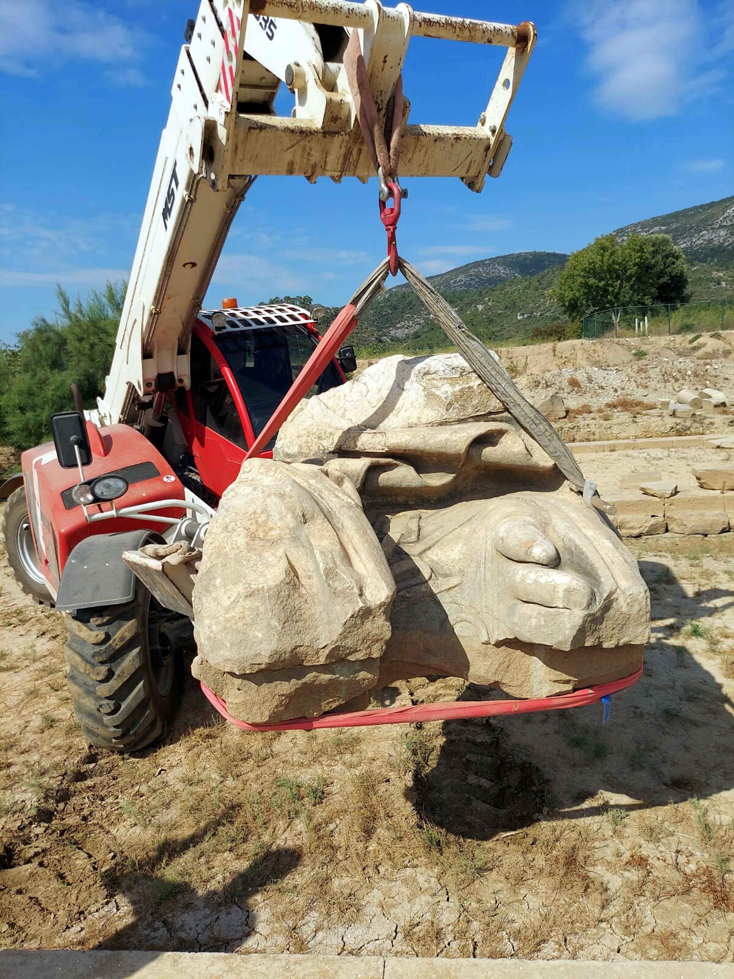 Klaros'tan kült heykellere ait 35 parça çıkarıldı