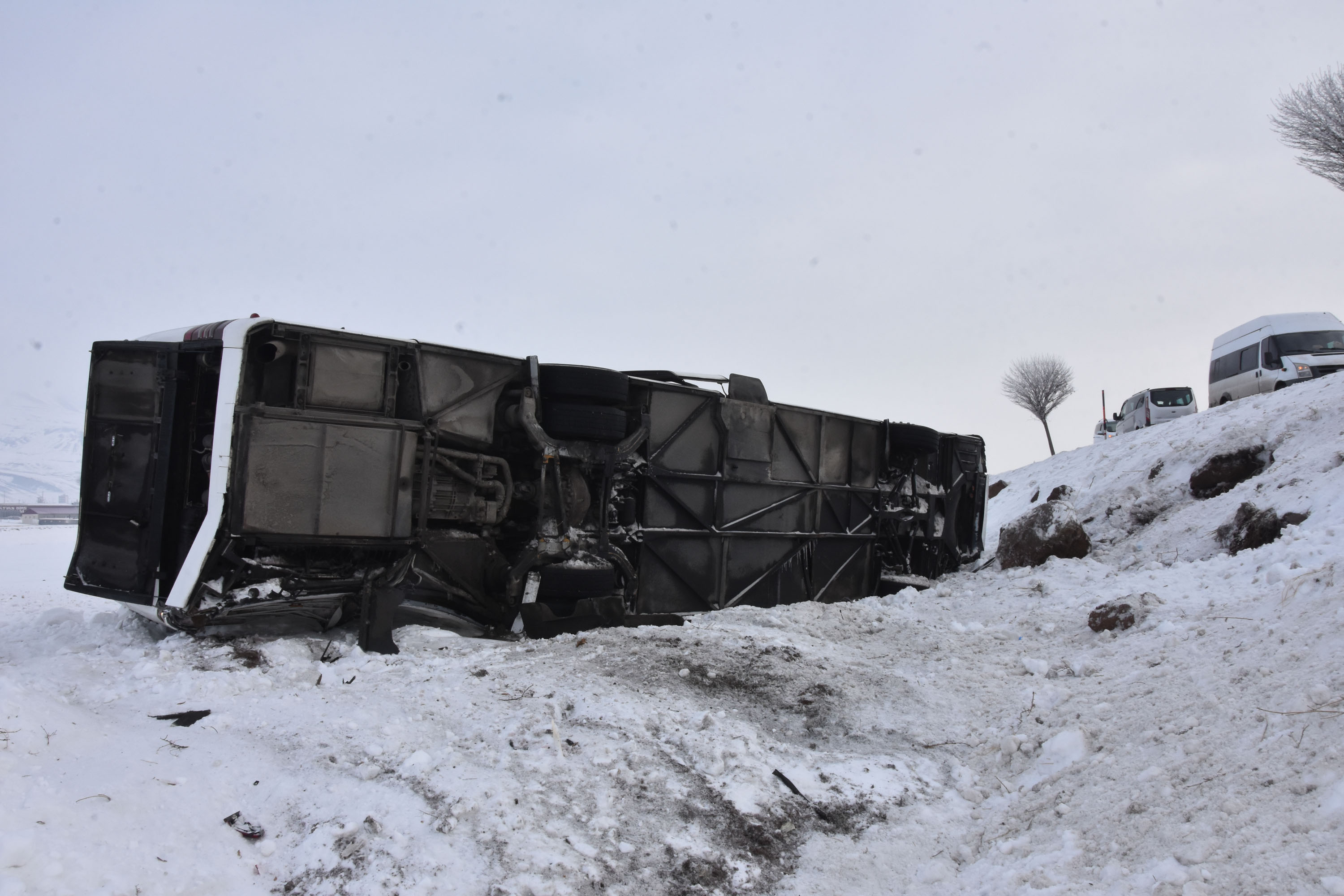 Bitlis’te yolcu otobüsü devrildi: 15 yaralı