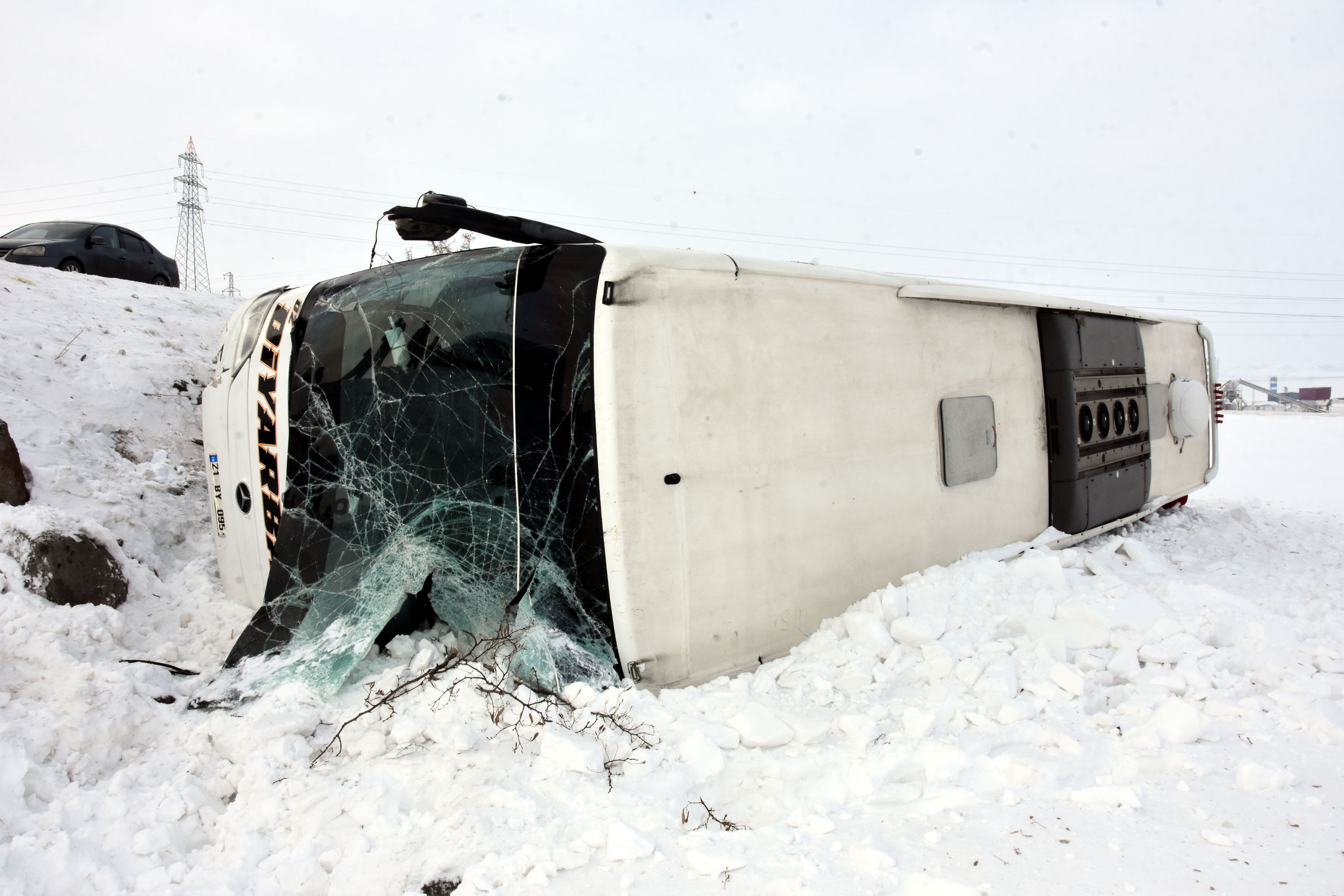 Bitlis’te yolcu otobüsü devrildi: 15 yaralı