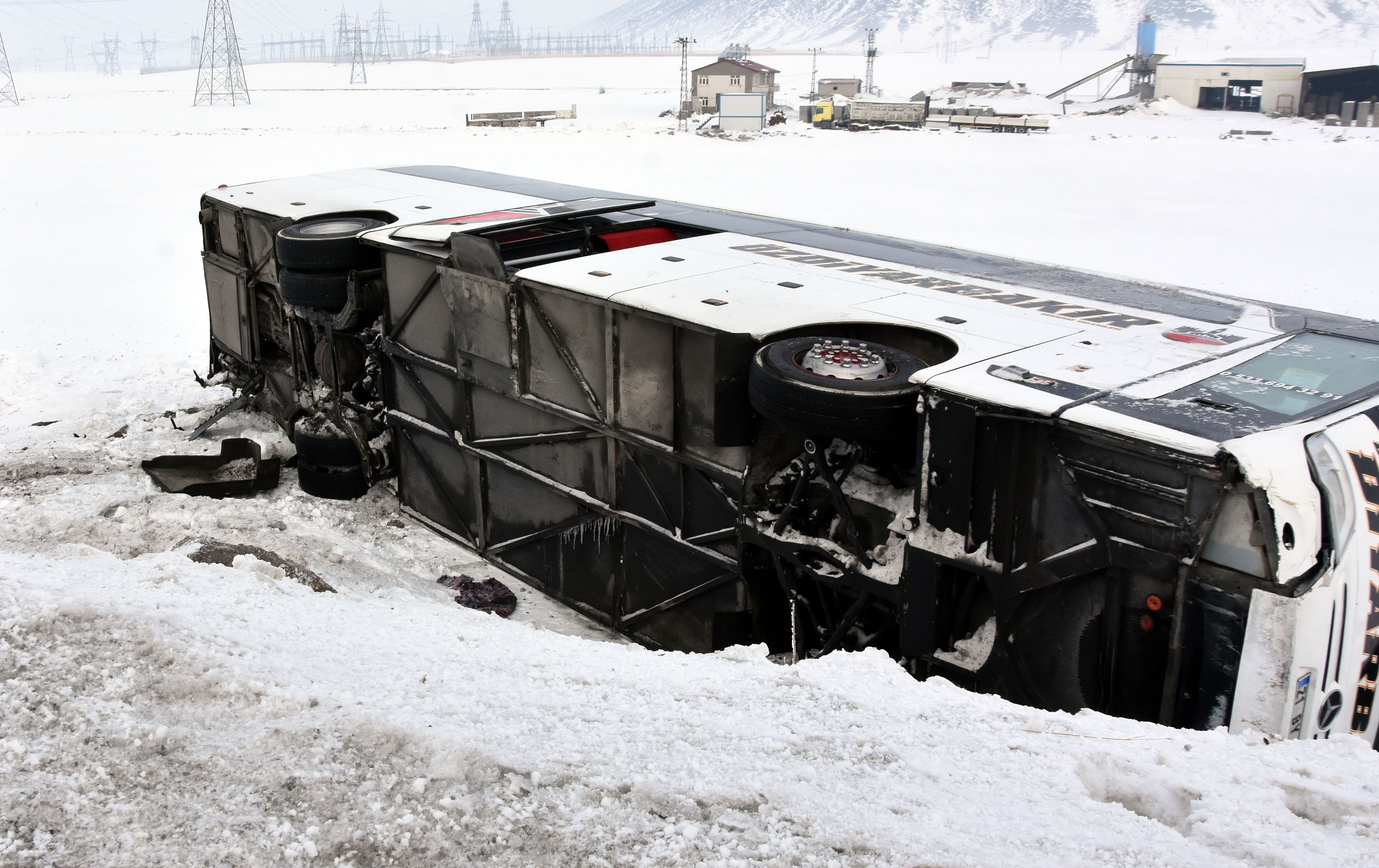 Bitlis’te yolcu otobüsü devrildi: 15 yaralı