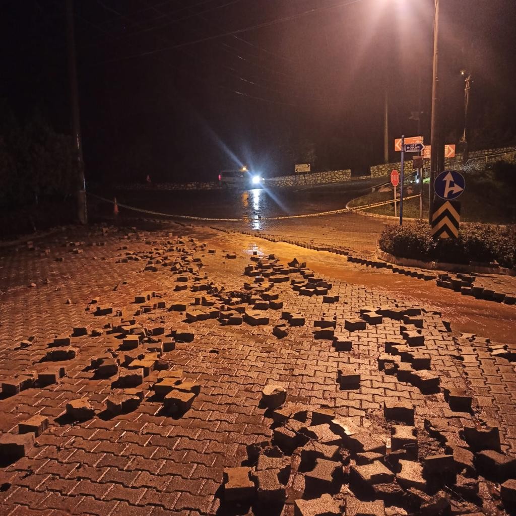 Marmaris beyaza büründü, dolu yağışı tüm ilçede etkili oldu