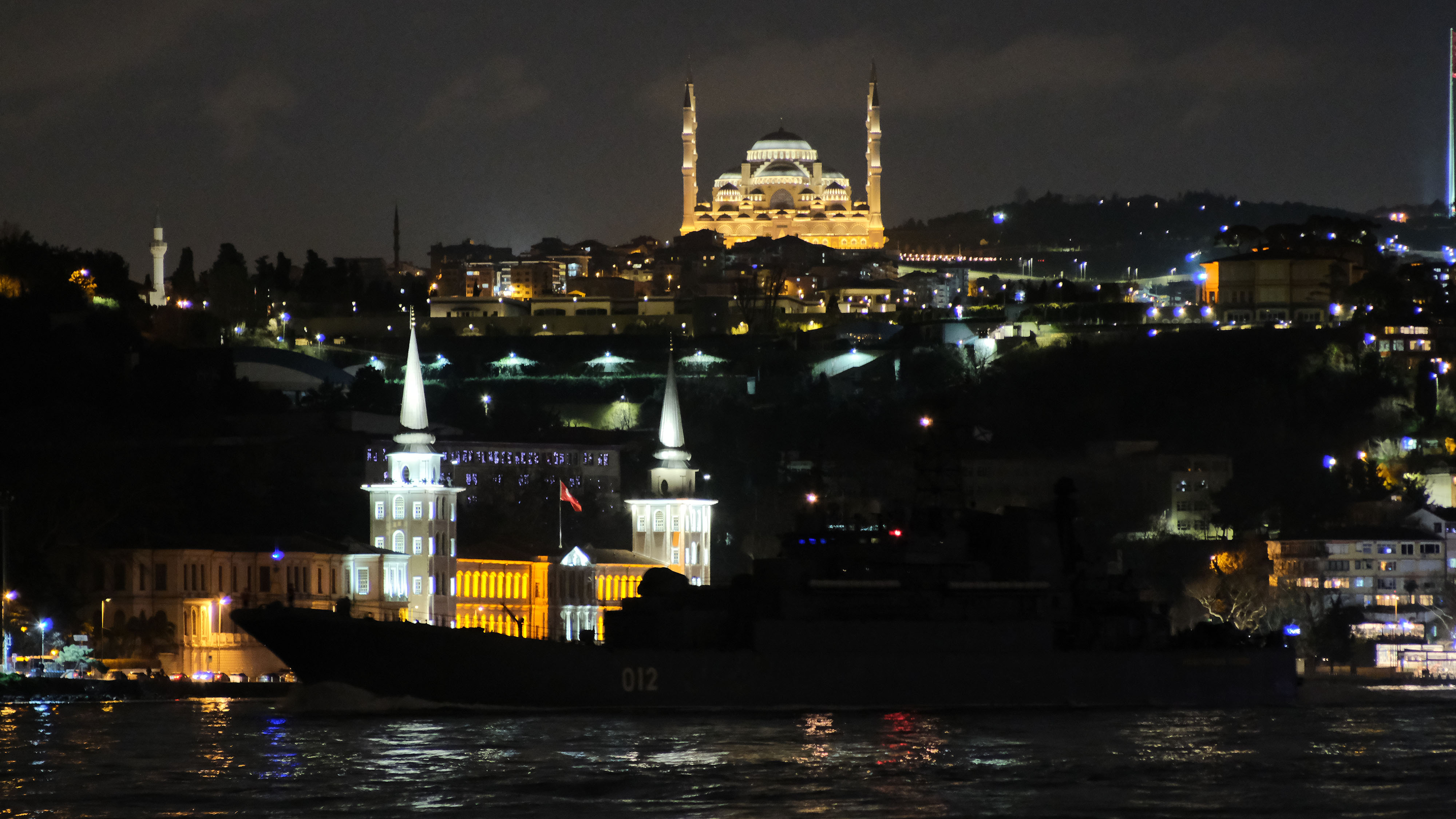 Rus savaş gemileri Boğaz'dan peş peşe geçti